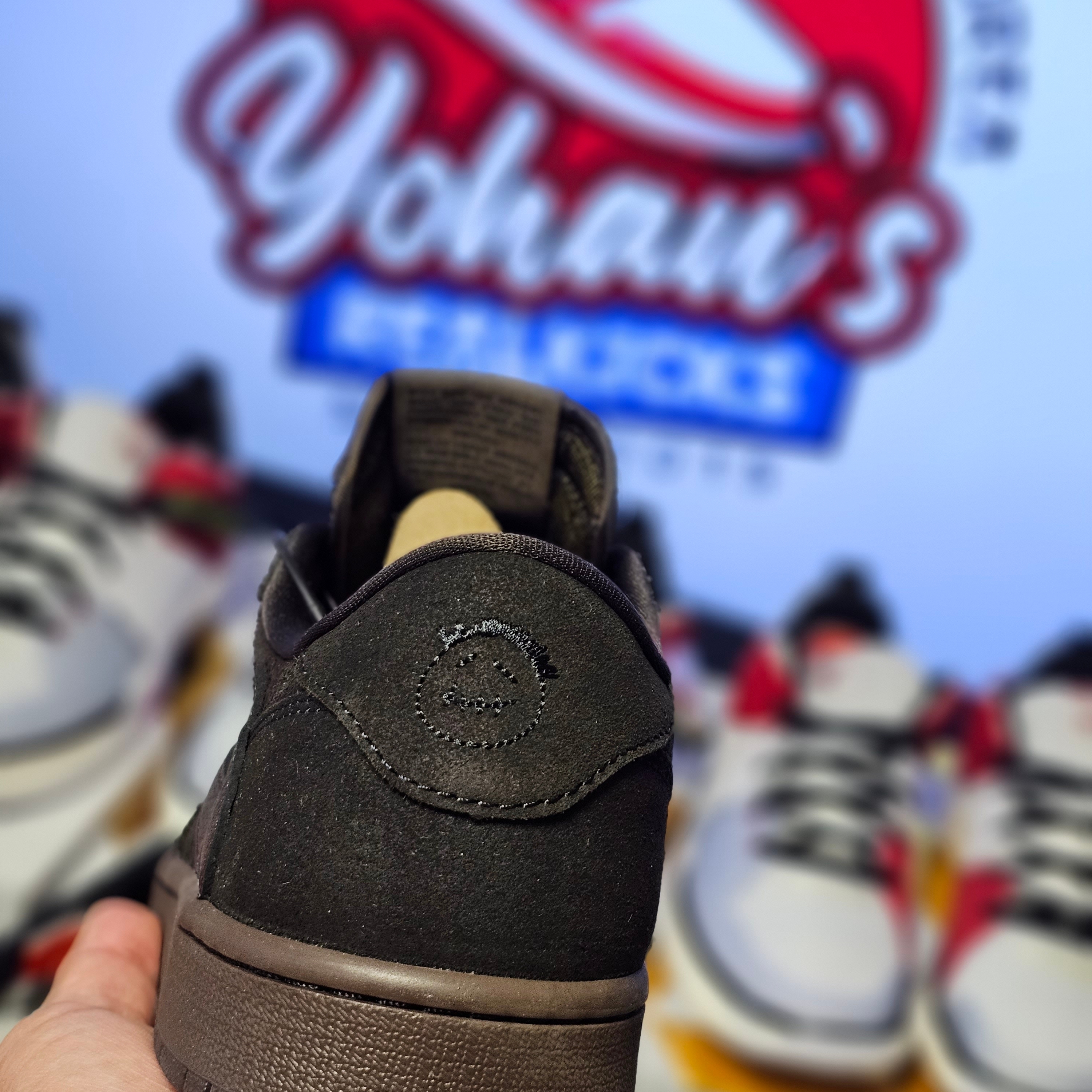 Jordan 1 x Travis Scott Retro Low OG SP Velvet Brown and Dark Mocha 착용 스타일 - 3
