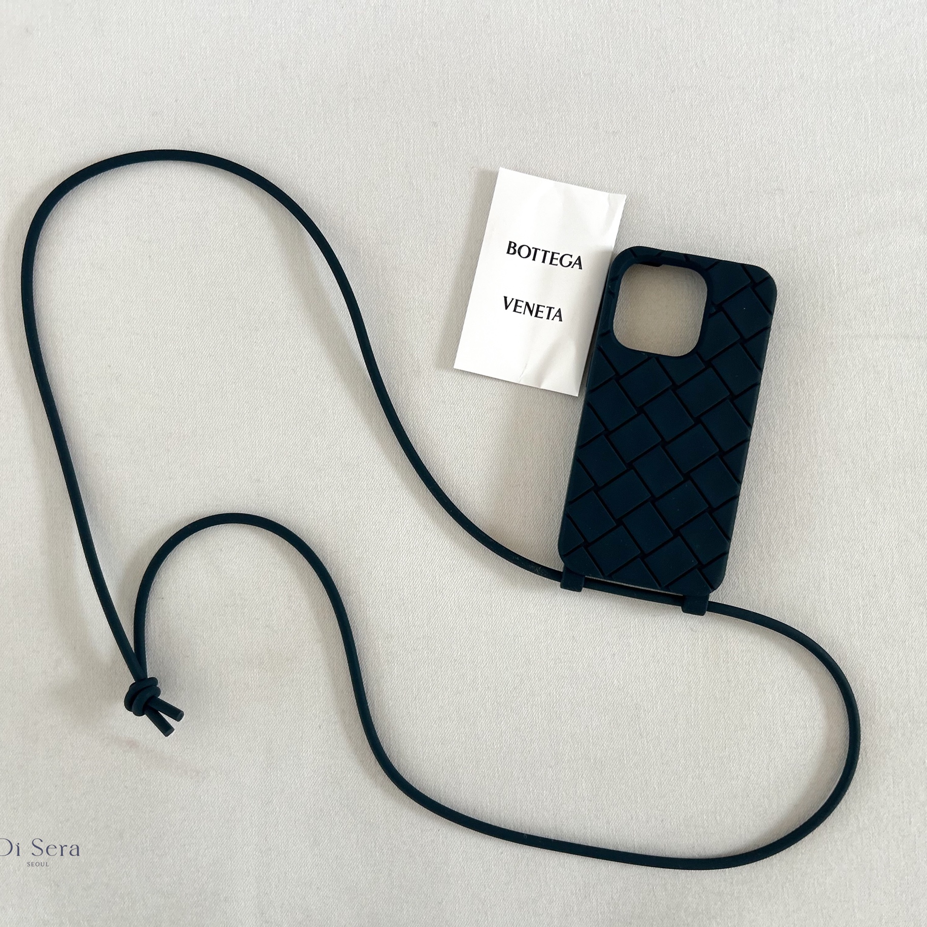 Bottega Veneta iPhone 15 Pro Case Deep Blue 착용 스타일 - 1