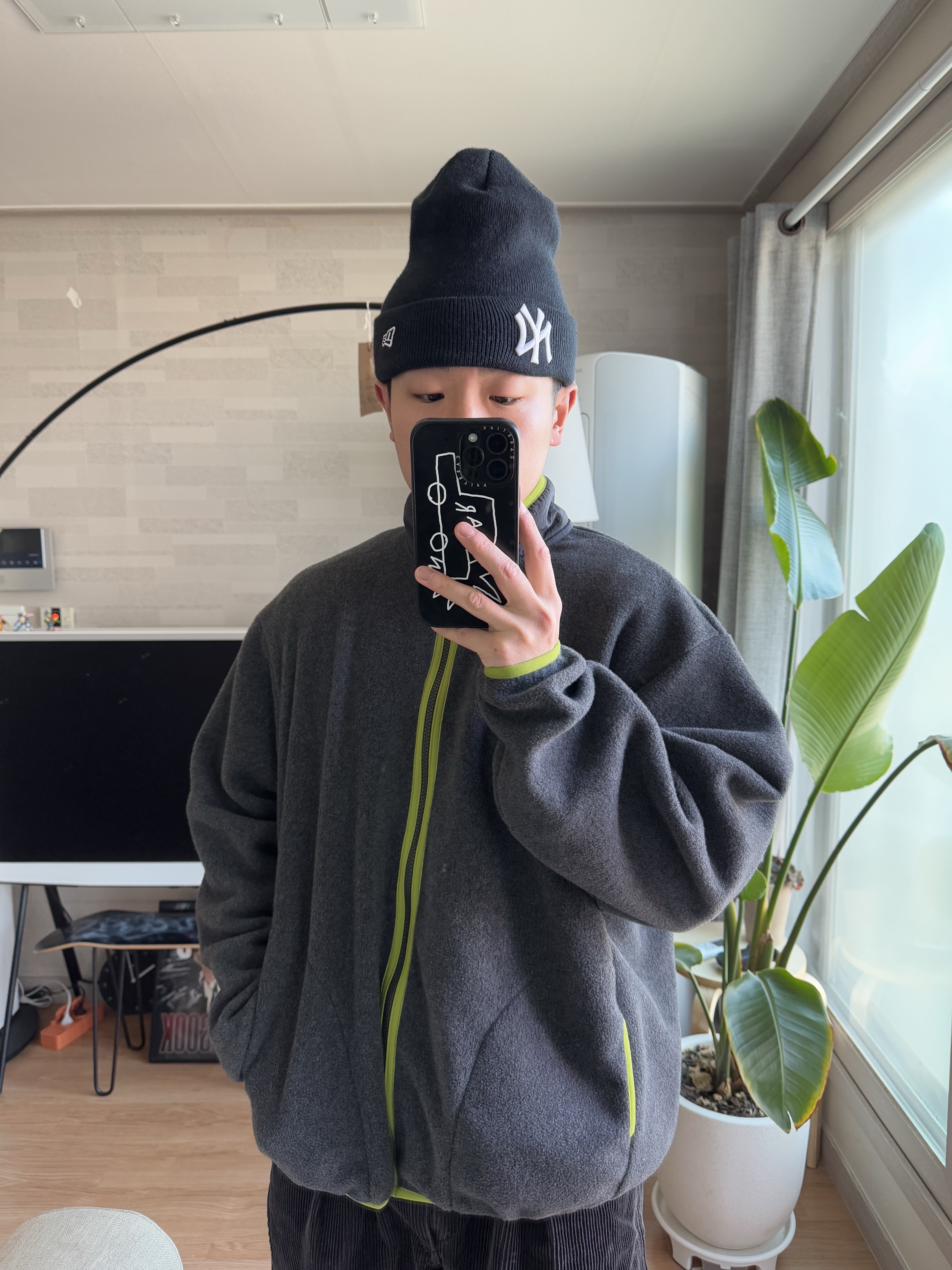 The North Face 1996 Retro Nuptse Jacket Coal Brown TNF Black, Hoka Ora Primo Black 착용 스타일 - 2