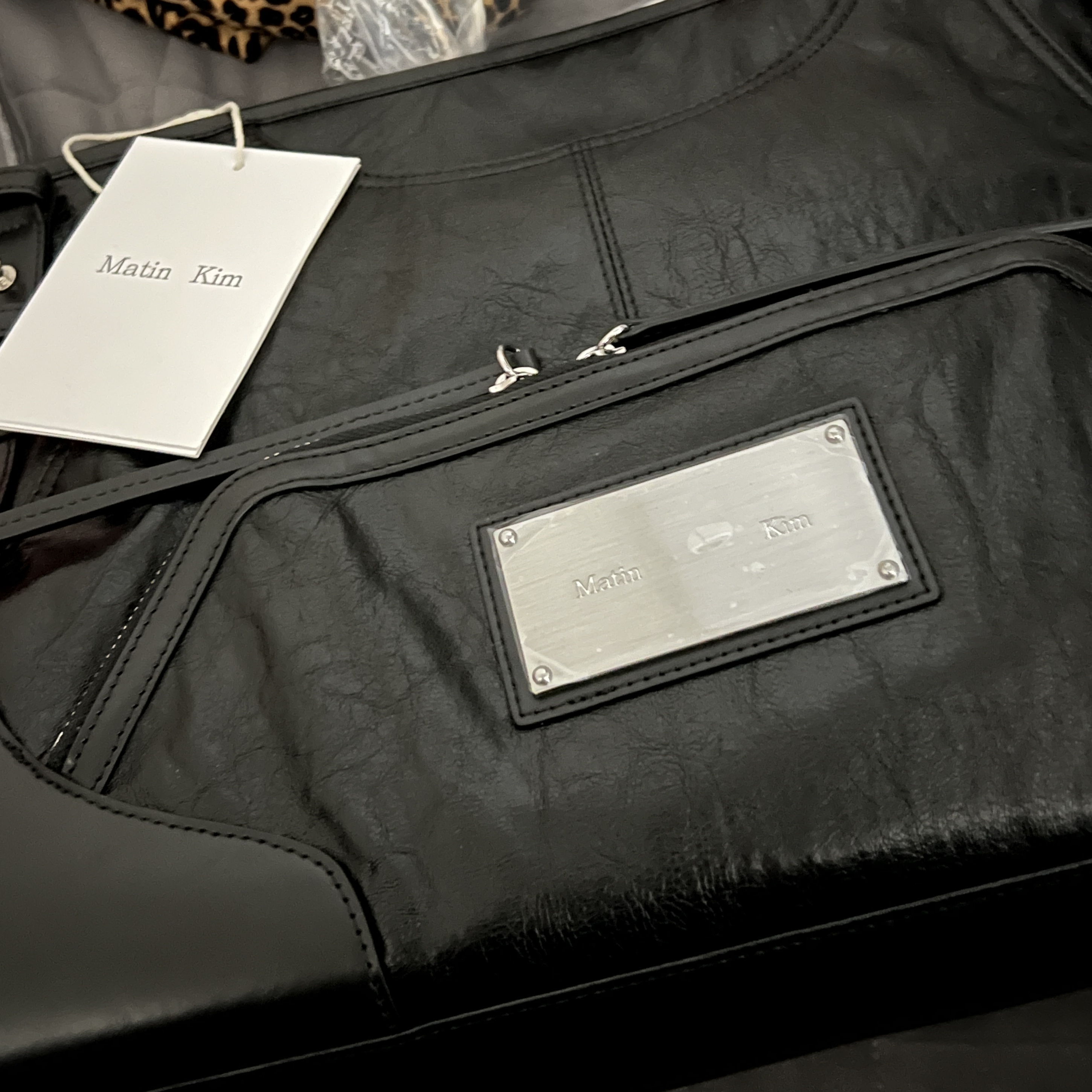 Matin Kim Two Way Strap Square Bag Black 착용 스타일