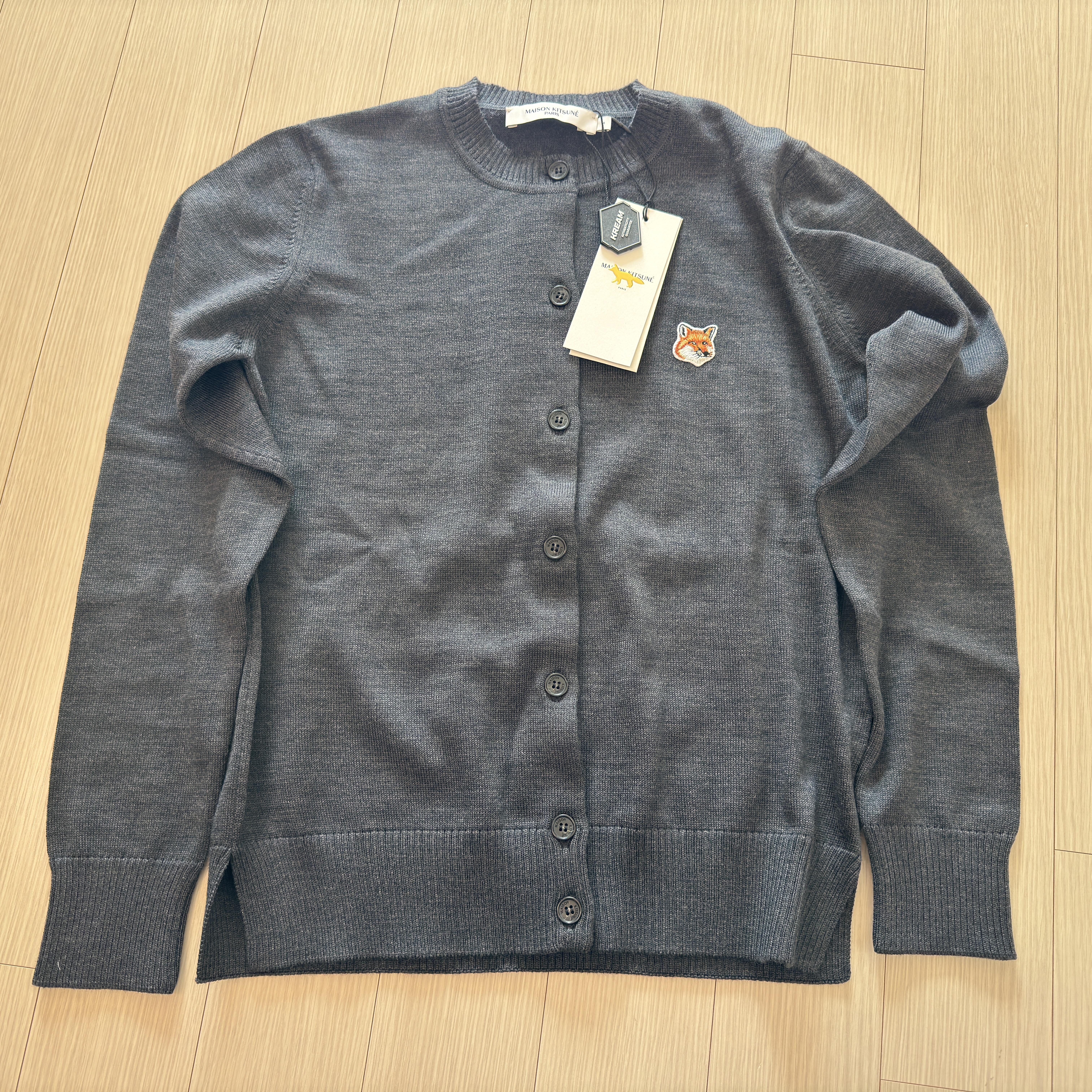 (W) Maison Kitsune Fox Head Patch Adjusted R-Neck Cardigan Anthracite Melange 착용 스타일 - 2