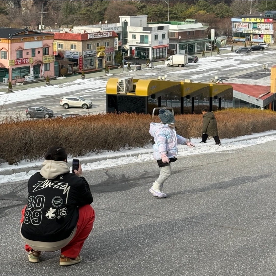 Jordan 1 x Zion Williamson Retro Low OG Flax and Oil Green, Nike x Stussy Reversible Jacket Black (FJ9153-010) 착용 스타일 - 3