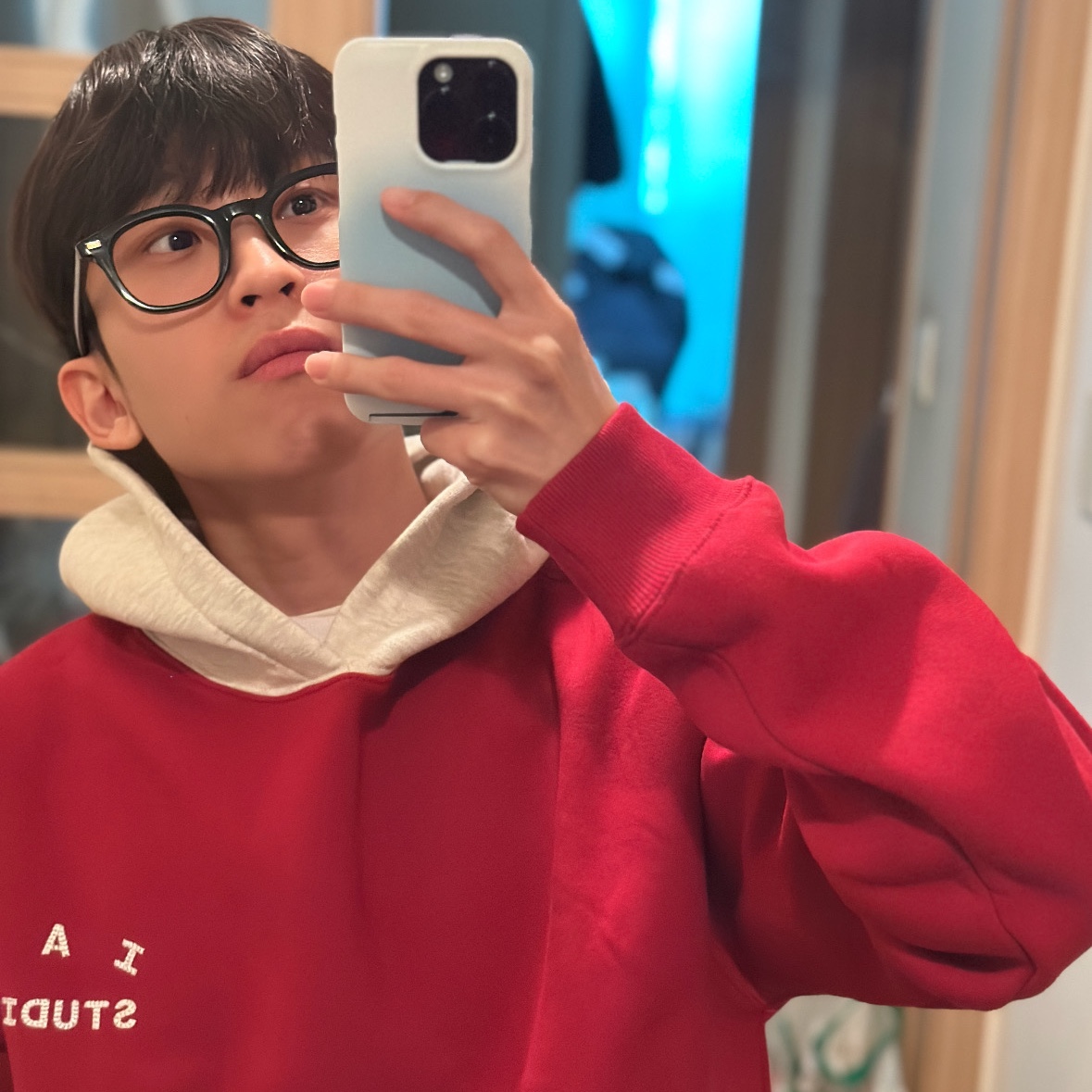 IAB Studio 24 Christmas Hoodie Burgundy Oatmeal 착용 스타일