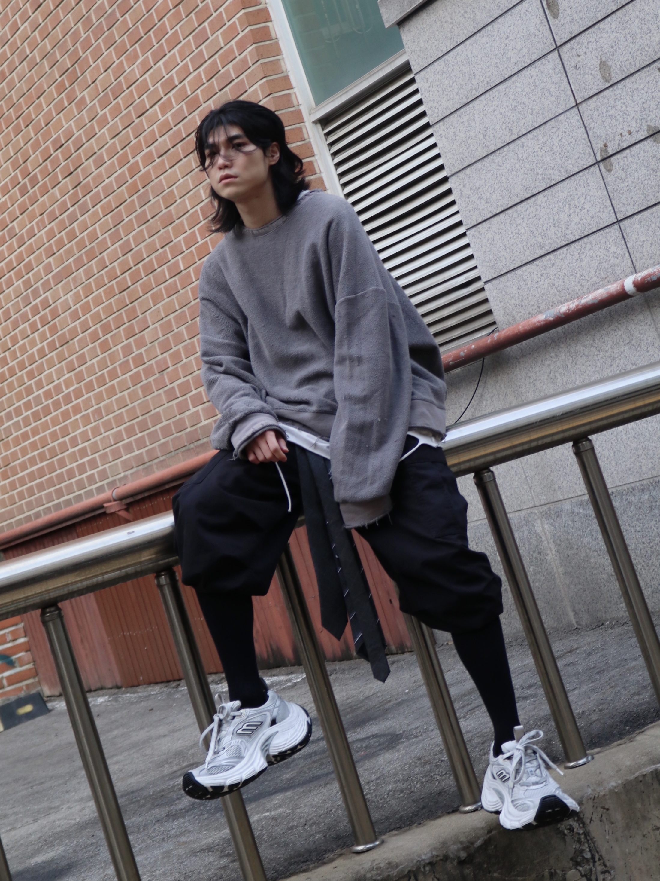 Balenciaga 10XL Sneakers White Grey Silver Black 착용 스타일 - 4
