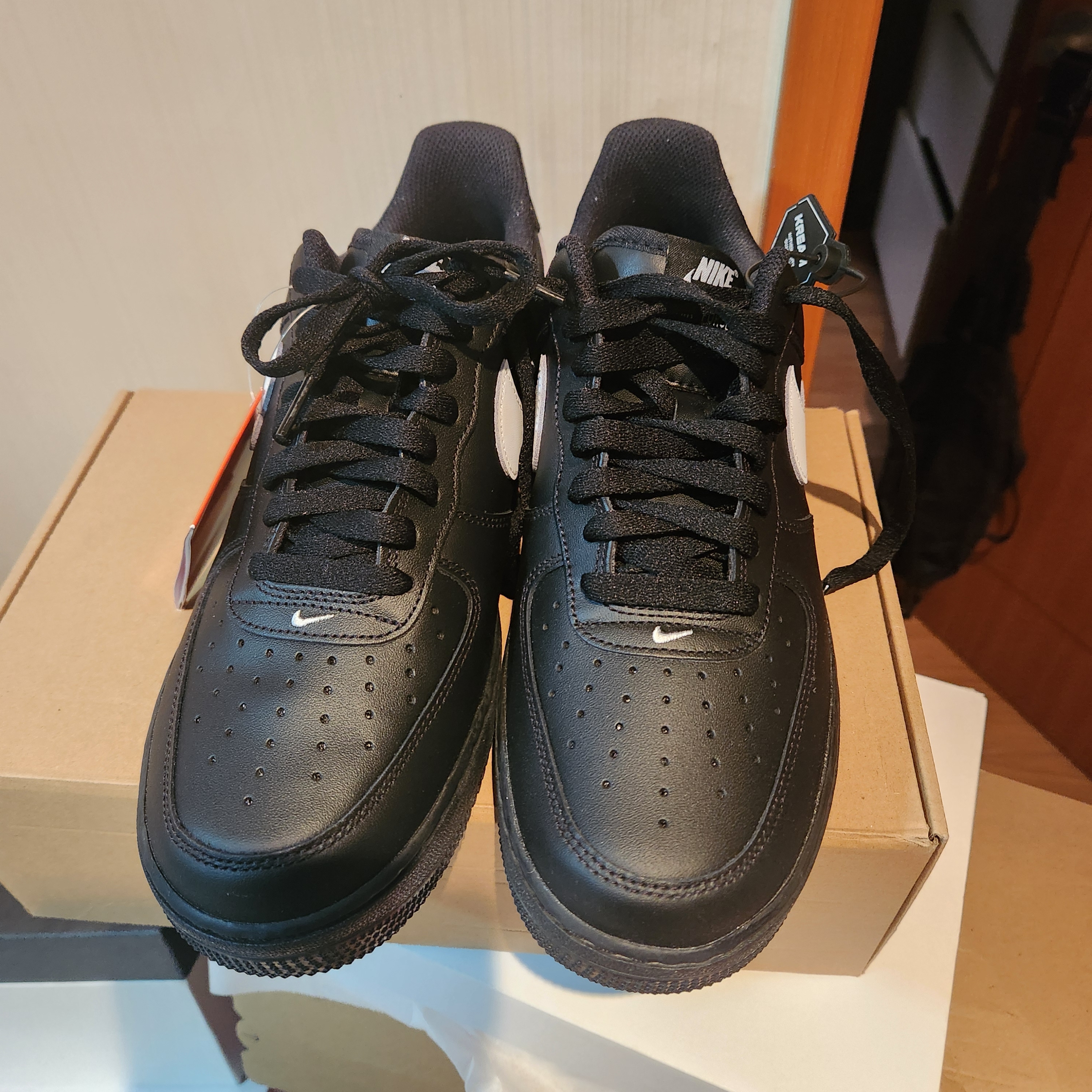 Nike Air Force 1 '07 Black White 착용 스타일 - 1