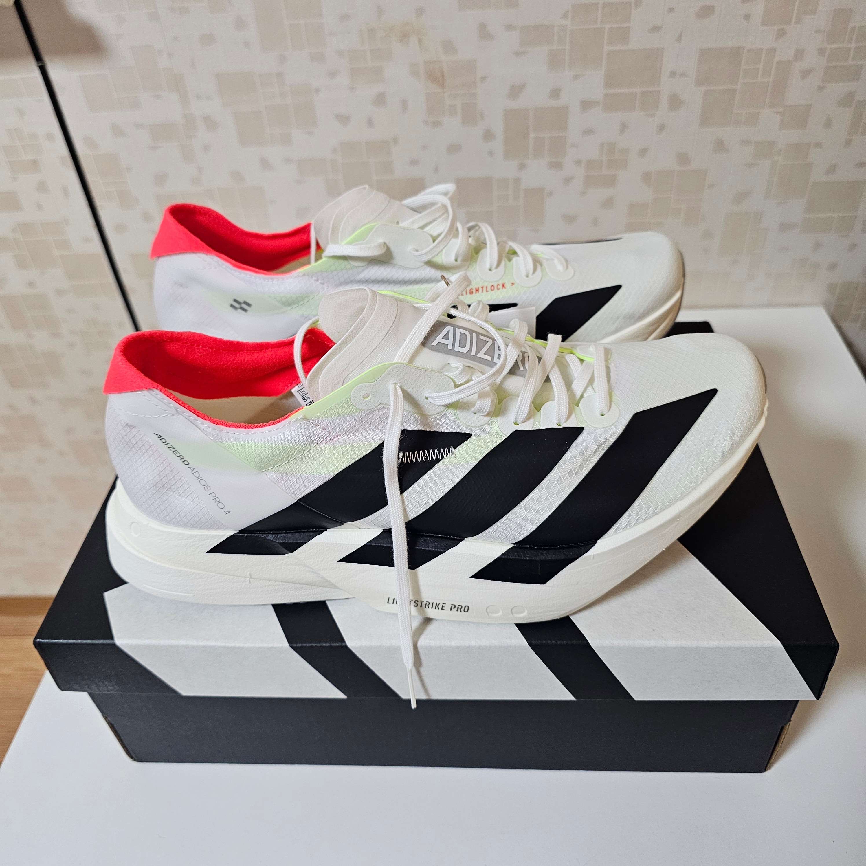 Adidas Adizero Adios Pro 4 Cloud White Core Black 착용 스타일 - 1
