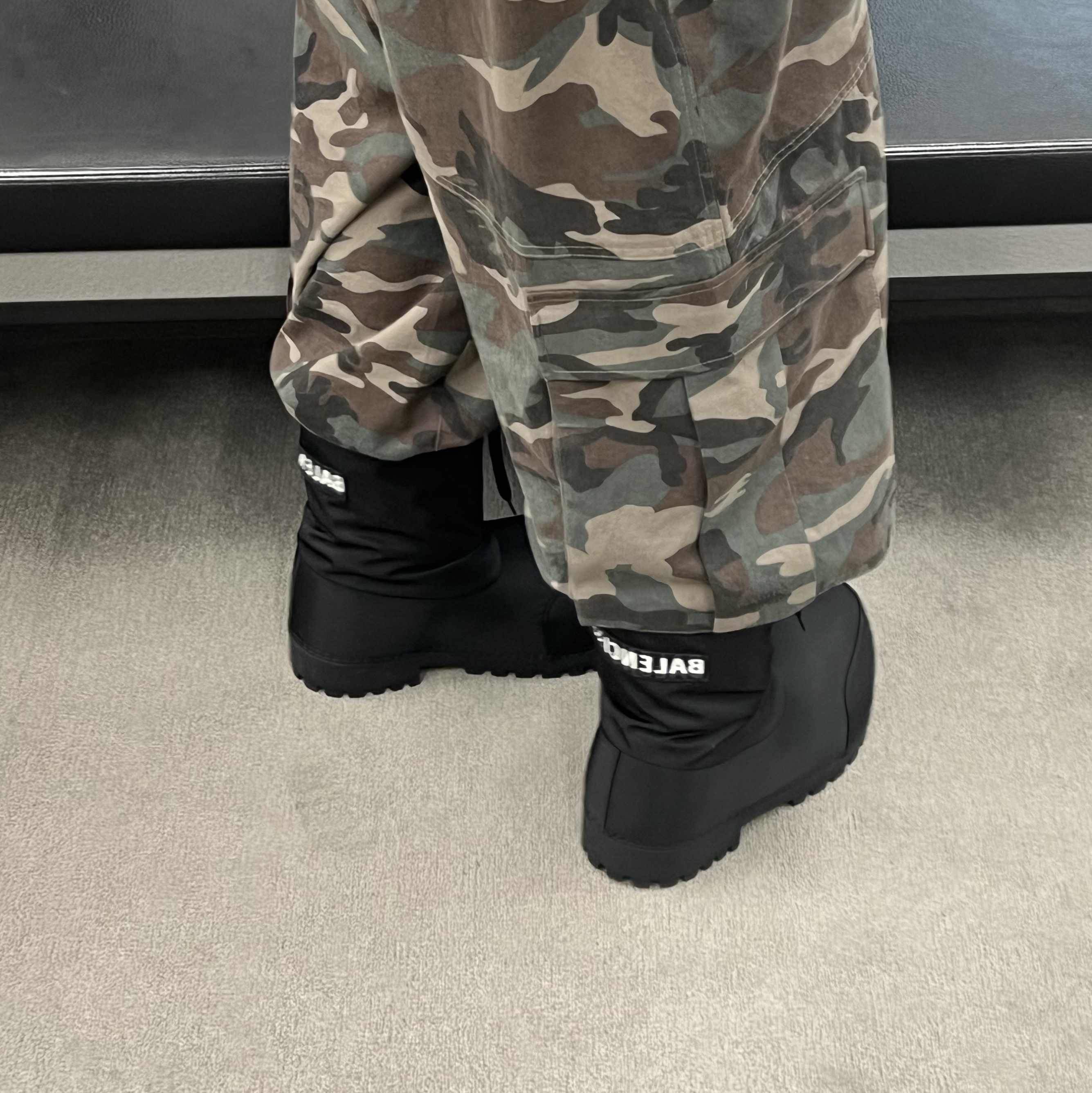 Balenciaga Skiwear Alaska Nylon Low Boot Black, Undermycar Mu.51 Anti Fxxking Logo Play Big Cargo Camo Pants Camo Khaki 착용 스타일 - 1