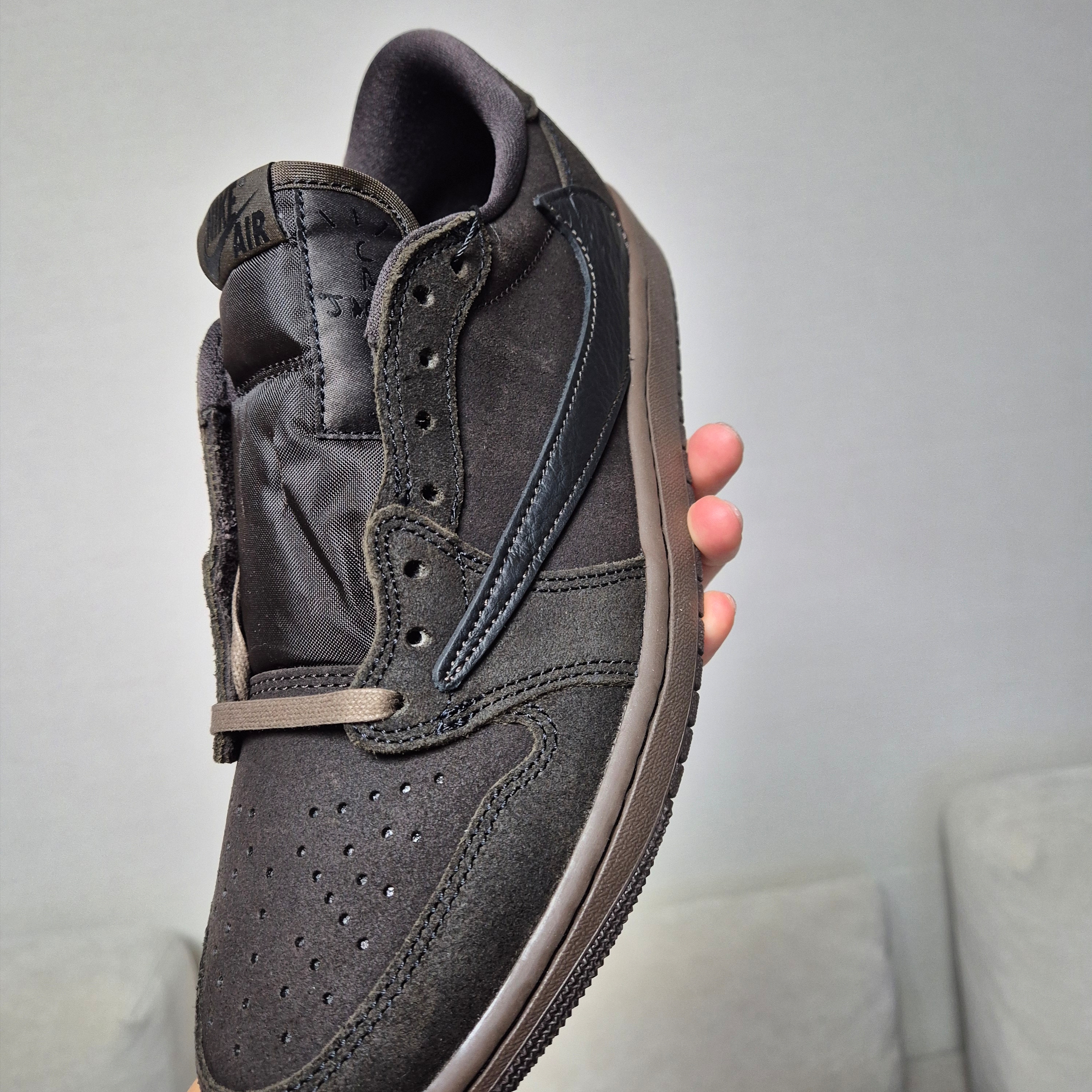 Jordan 1 x Travis Scott Retro Low OG SP Velvet Brown and Dark Mocha 착용 스타일 - 3