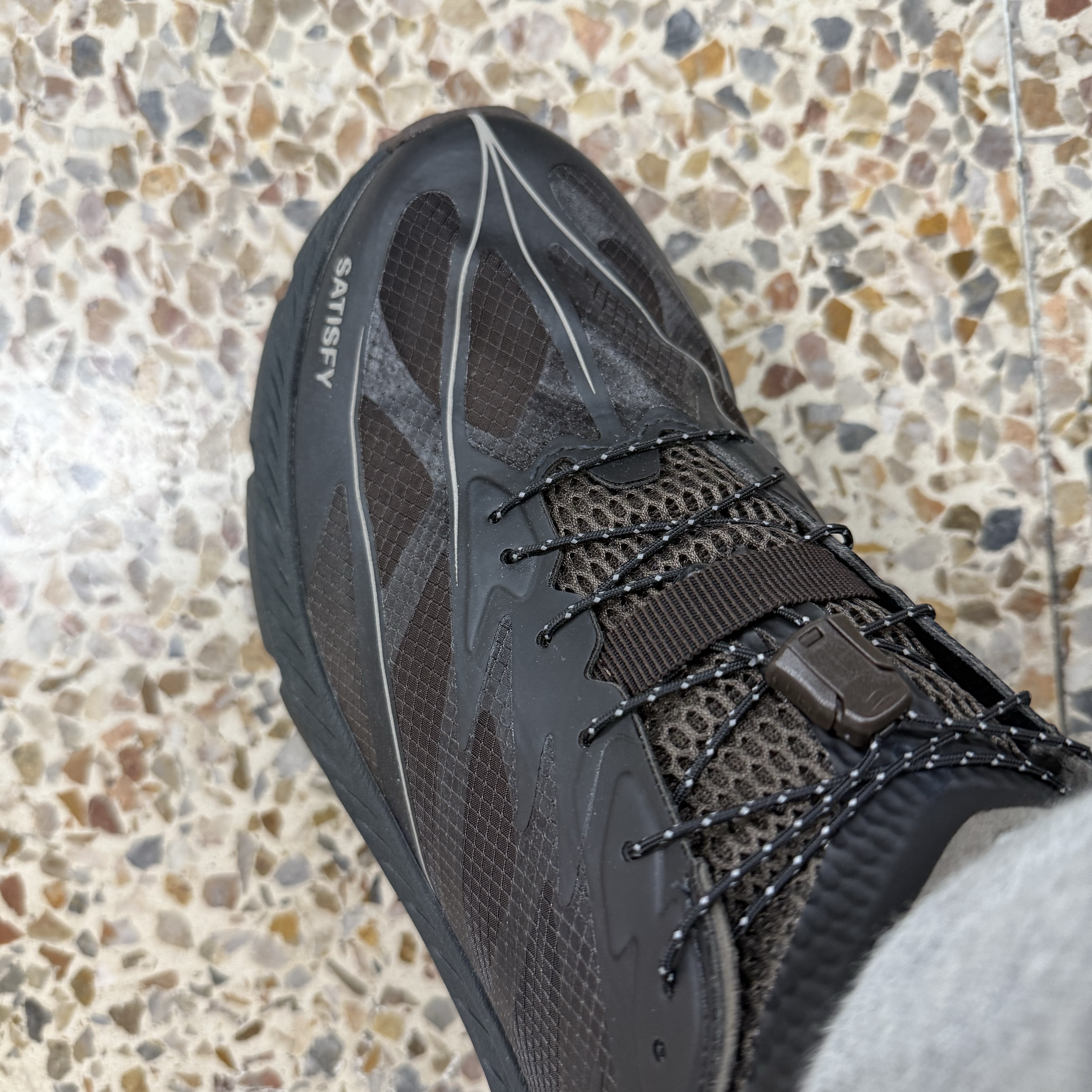 Hoka x Satisfy Mafate Speed 4 Lite Coffee 착용 스타일 - 3