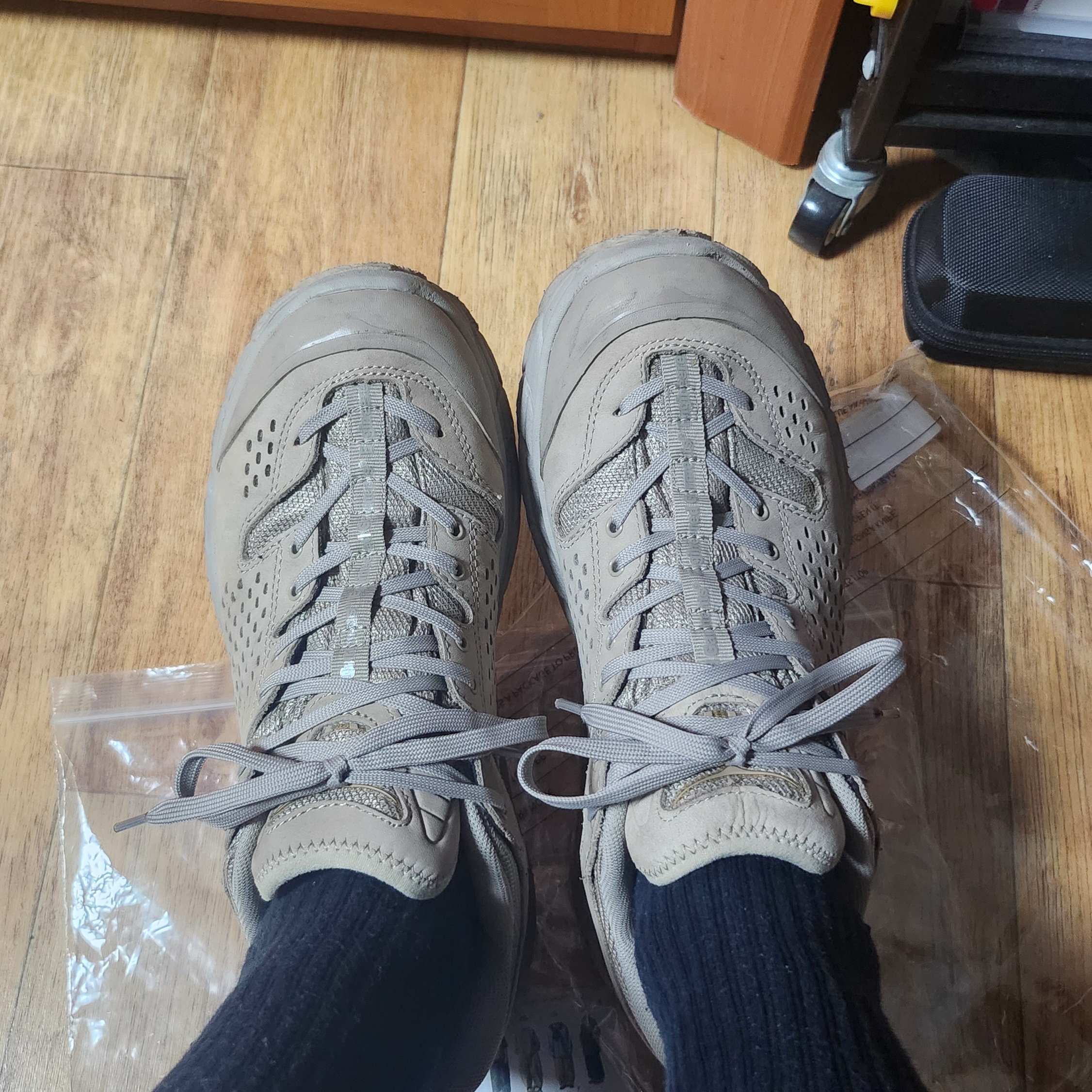 Hoka x Engineered Garments Tor Ultra Low Simply Taupe 착용 스타일 - 1
