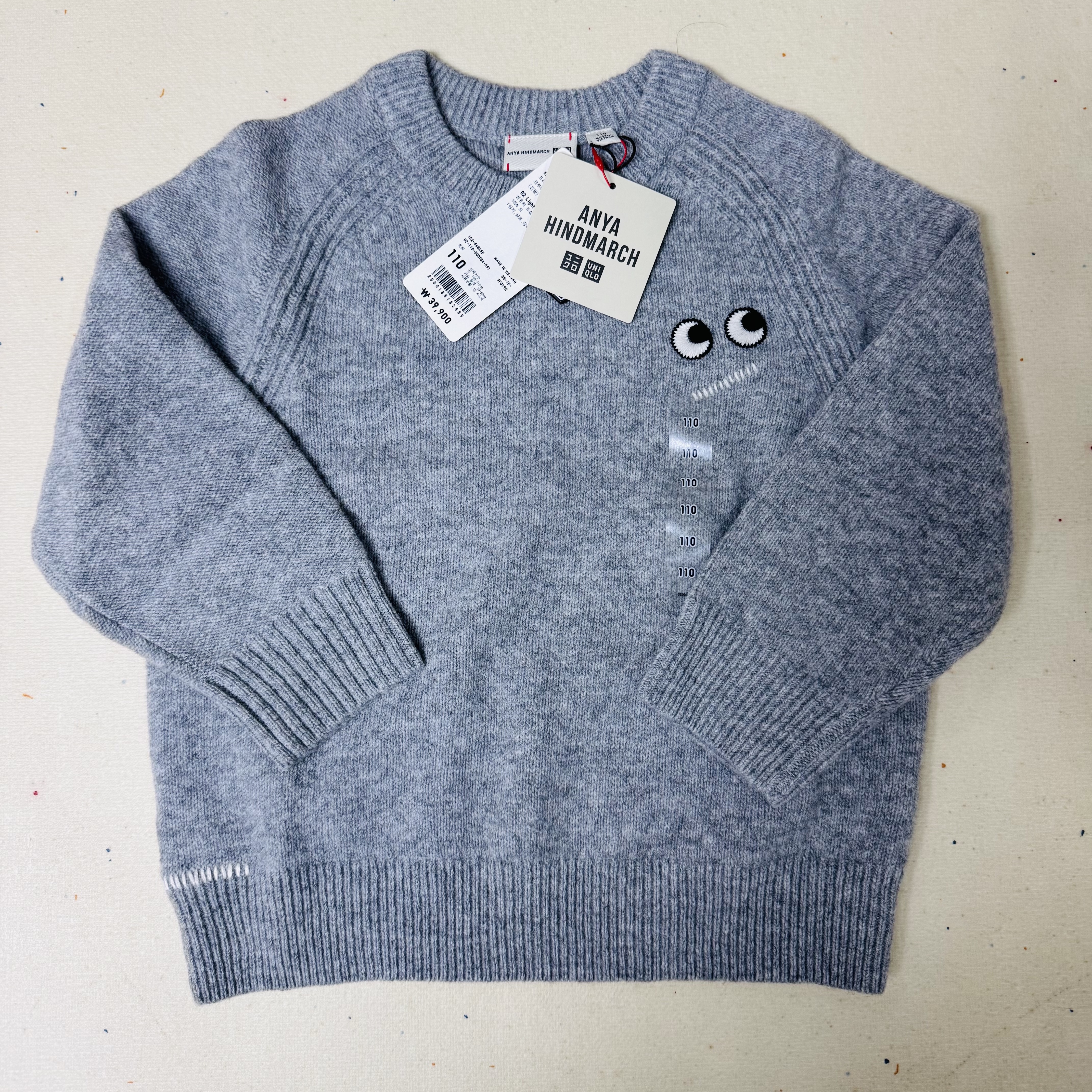 (Kids) Uniqlo x Anya Hindmarch Premium Lambswool Long Sleeve Crew Neck Sweater Light Gray 착용 스타일