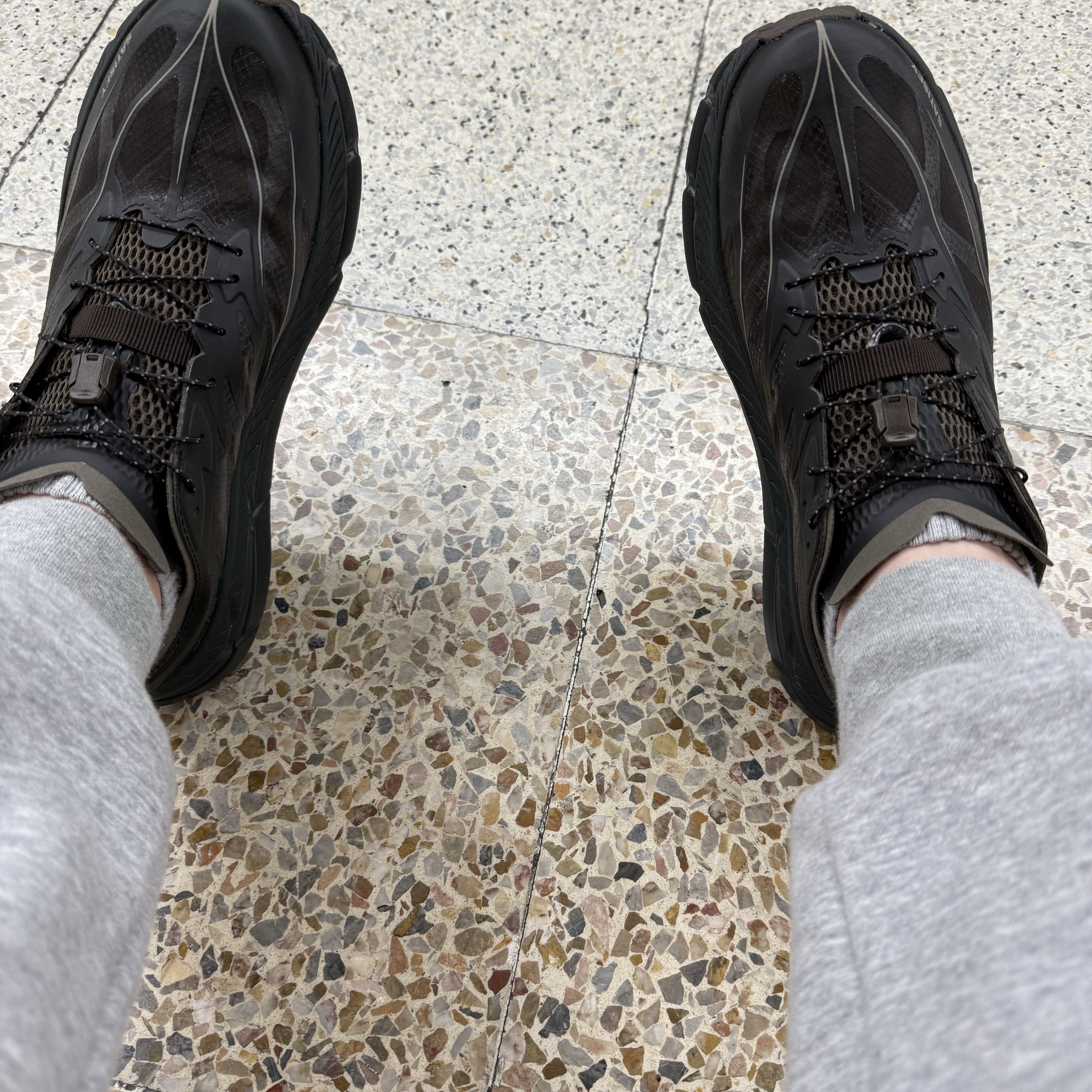 Hoka x Satisfy Mafate Speed 4 Lite Coffee 착용 스타일 - 1