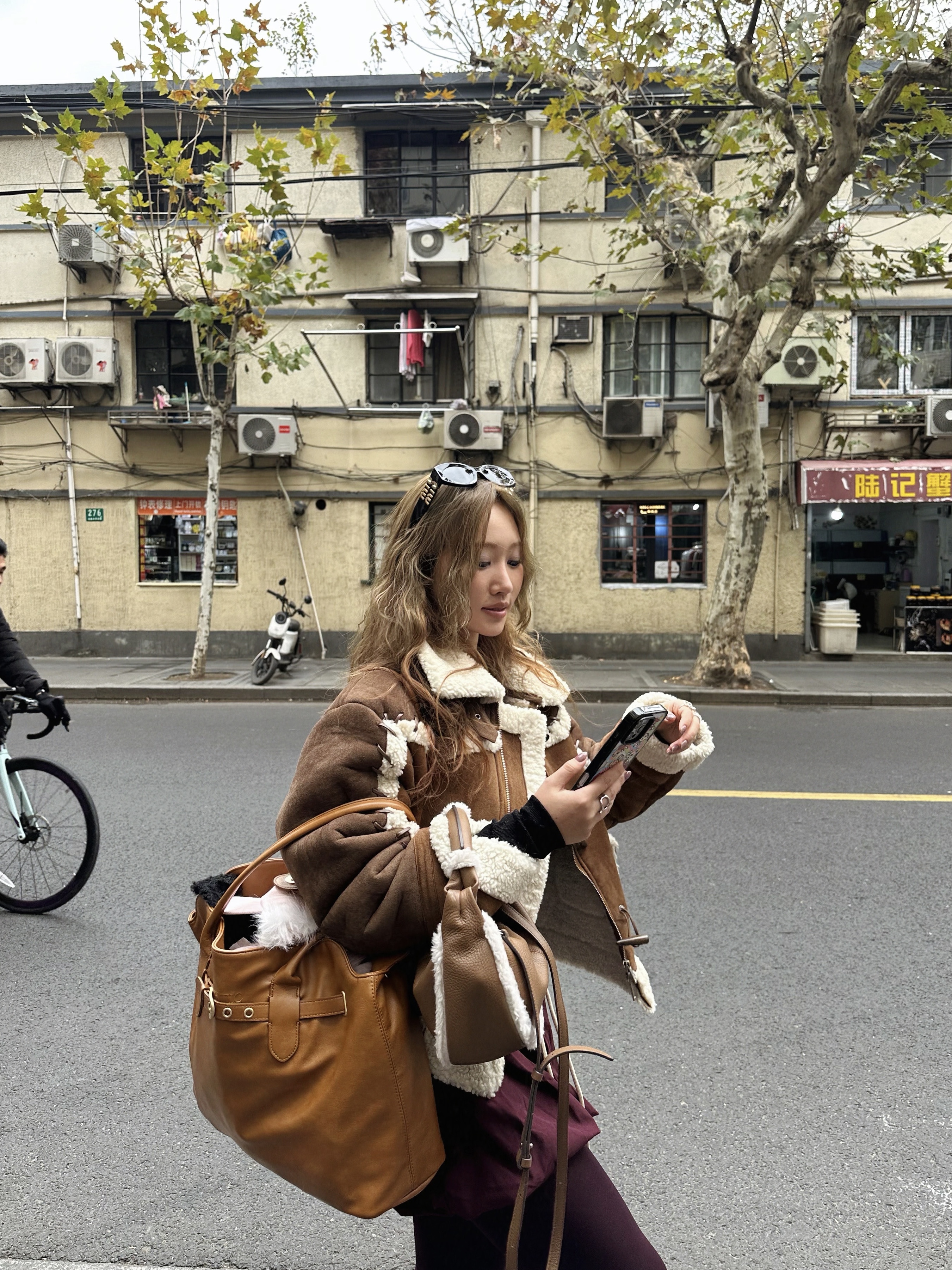 (W) Miu Miu Glimpse Sunglasses Slate Grey Lenses Black Acetate, Vunque Occam Droit Half Wallet Camel 착용 스타일 - 2