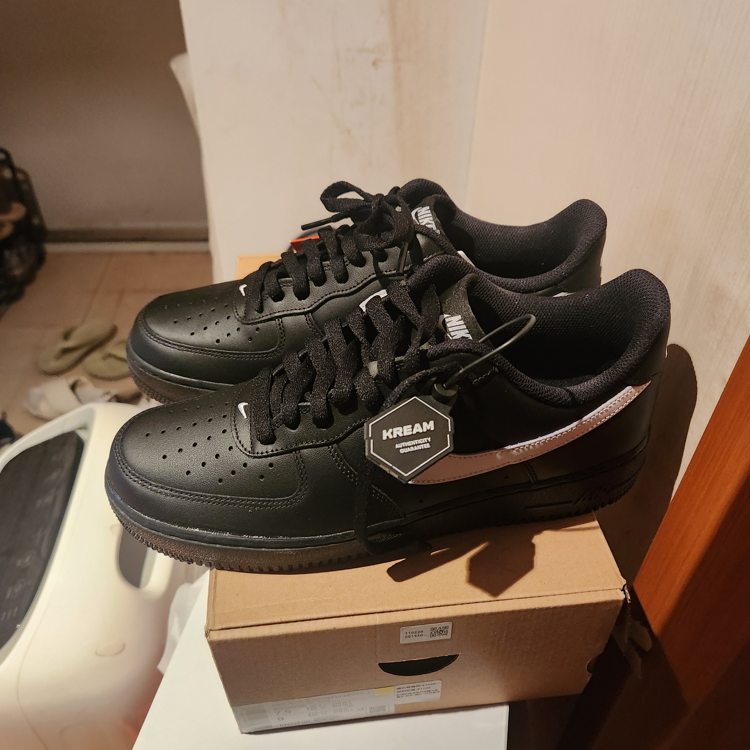 Nike Air Force 1 '07 Black White 착용 스타일 - 2