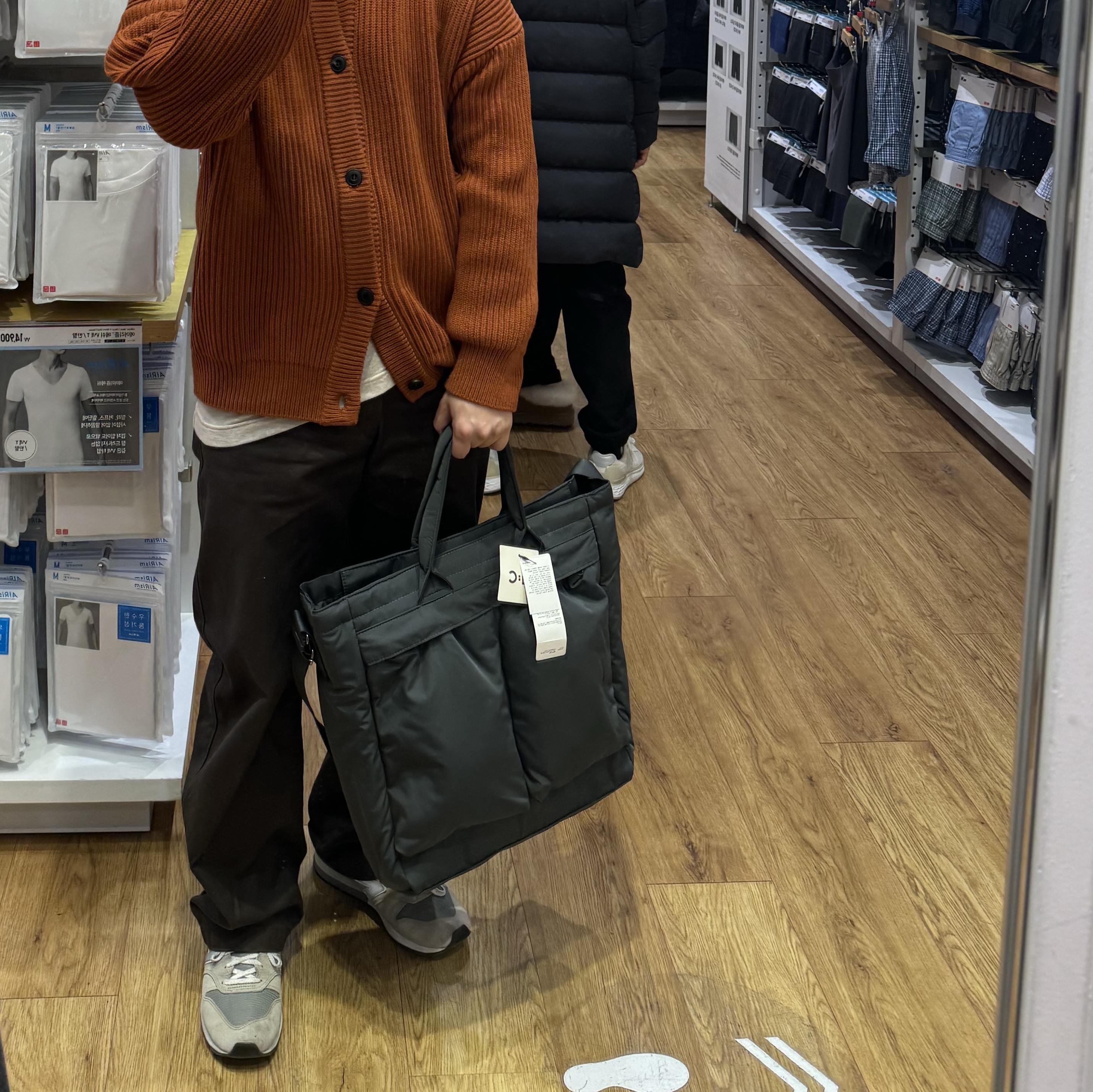 Uniqlo 2-Way Utility Bag Black 착용 스타일