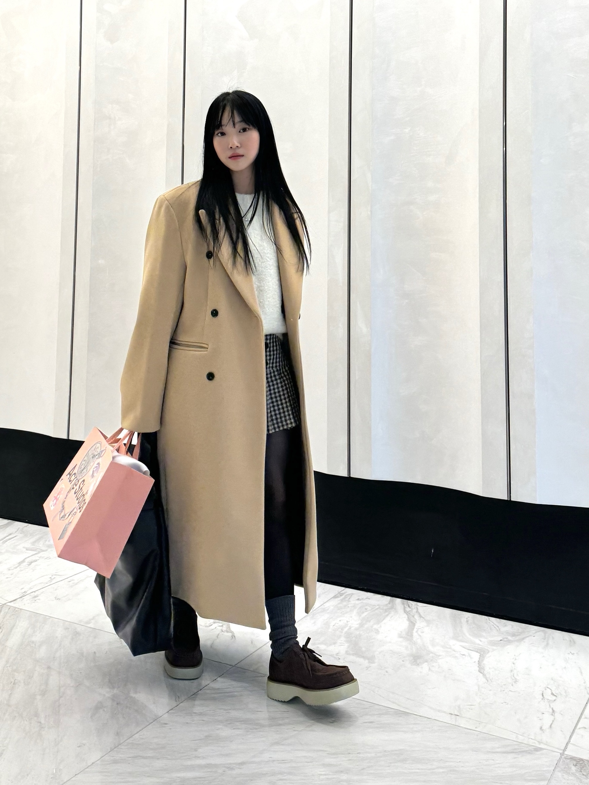 Miu Miu Leather Hobo Bag Black, Acne Studios Mohair Check Muffler Pastel Blue Beige 착용 스타일 - 3