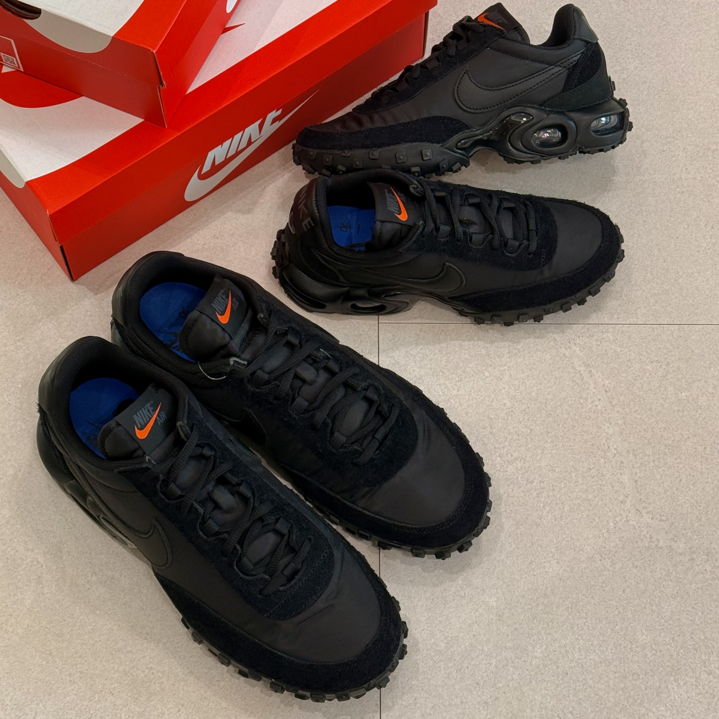 Nike Air Max Waffle Black and Anthracite 착용 스타일 - 2
