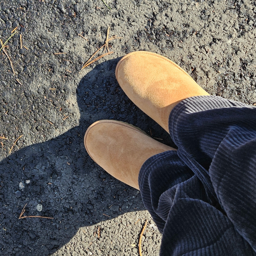 UGG Classic Ultra Mini Chestnut 착용 스타일