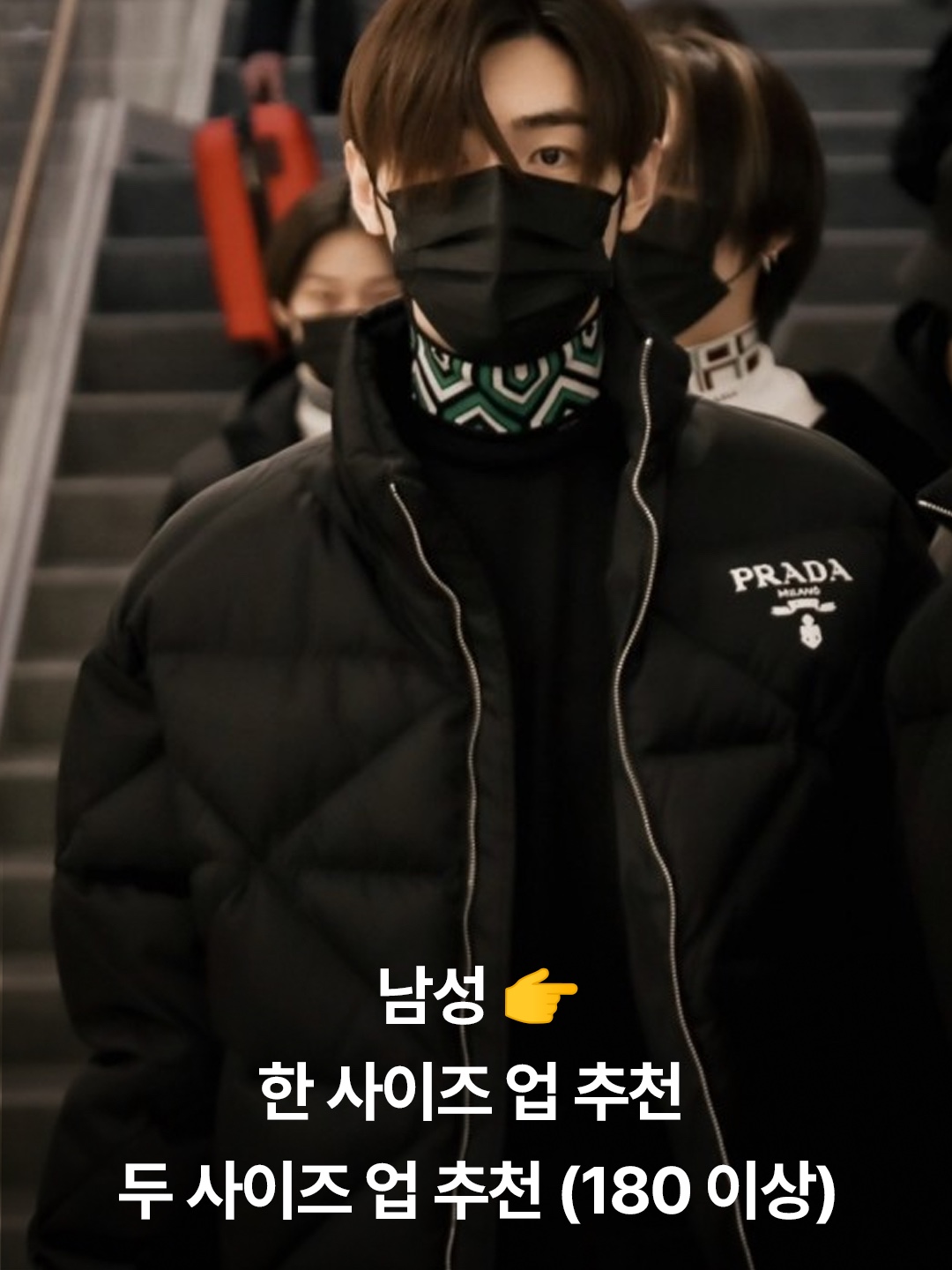 Prada Re-Nylon Crop Down Jacket Black, (W) Prada Re-Nylon Cropped Convertible Down Jacket Black 착용 스타일 - 4