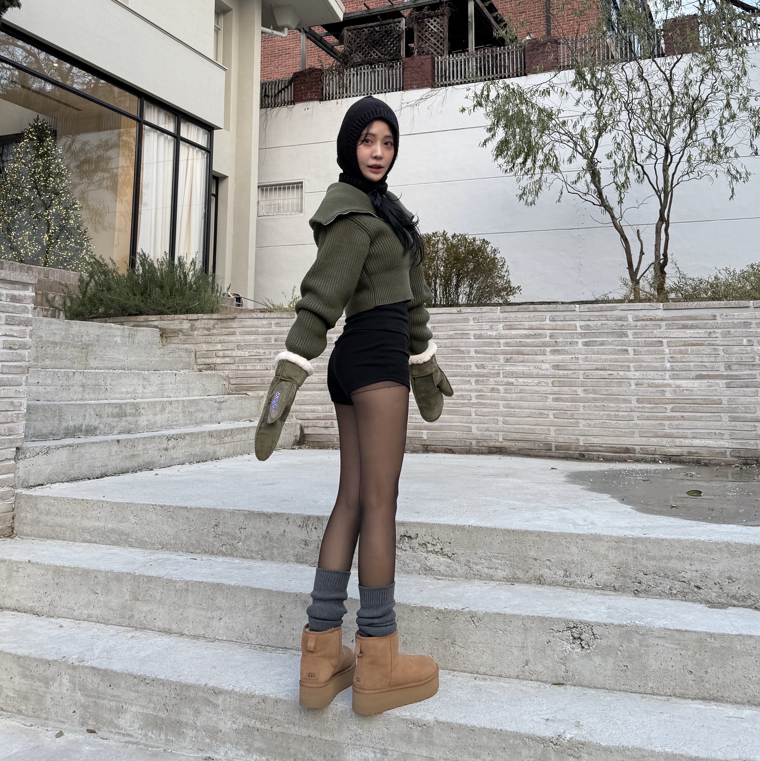 (W) Jacquemus La Maille Risoul Double Collar Sweater Khaki, UGG x Palace Sheepskin Mitten Burnt Olive 착용 스타일 - 2