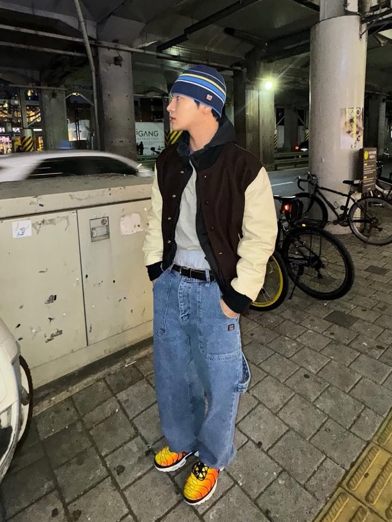 SPORT CHAMBER SC Stripe Beanie Navy, SPORT CHAMBER SC 90's Carpenter Denim Pants Blue 착용 스타일 - 1