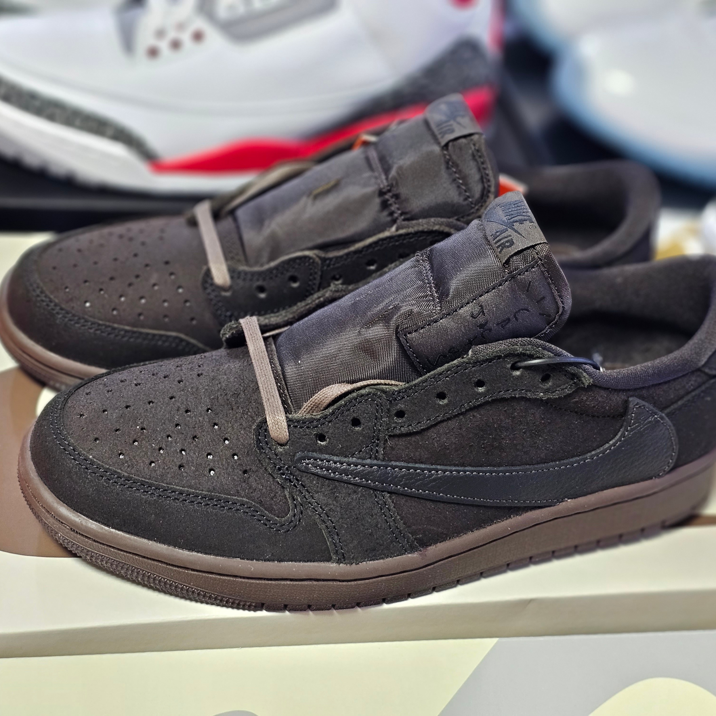 Jordan 1 x Travis Scott Retro Low OG SP Velvet Brown and Dark Mocha 착용 스타일 - 1