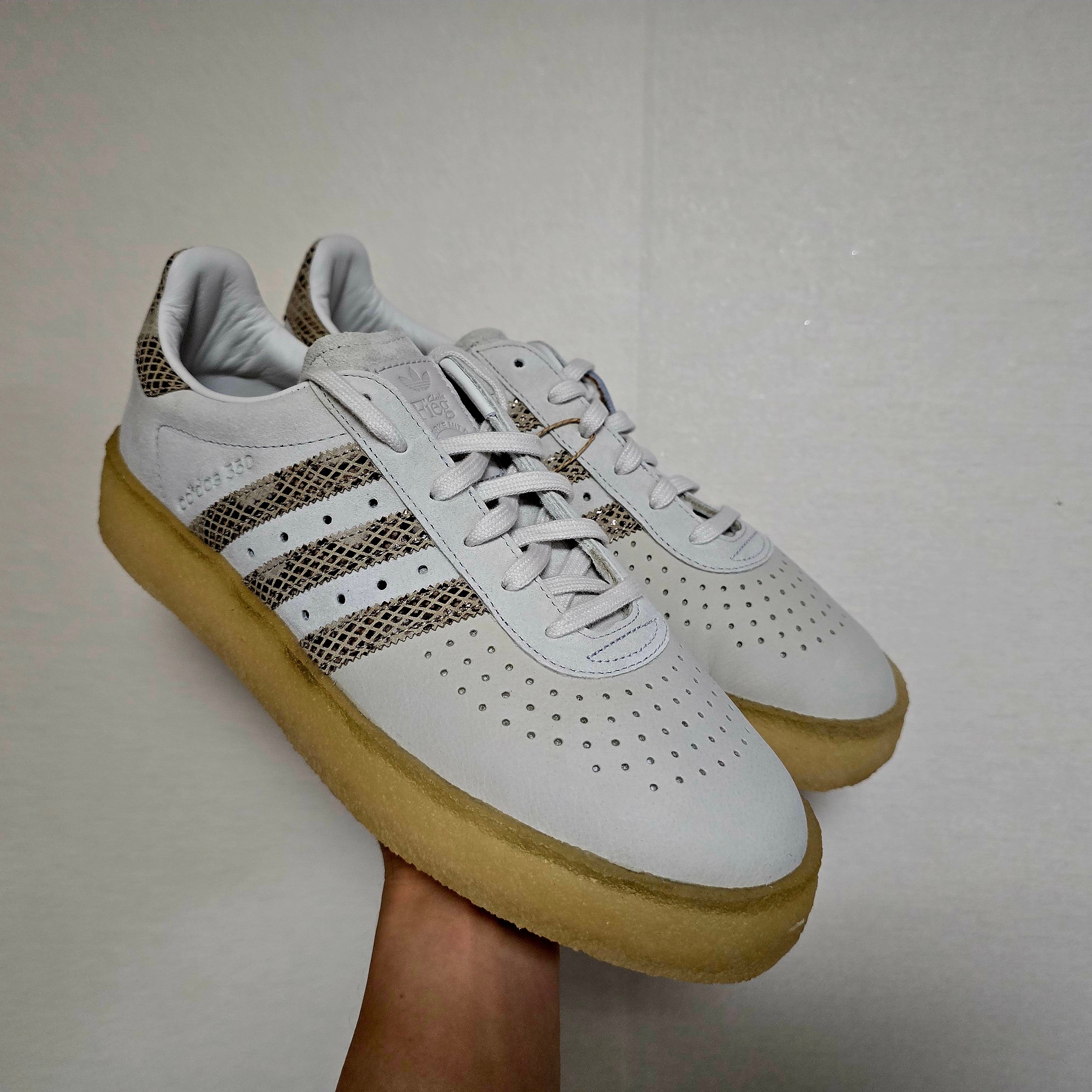 Adidas x Clarks x Ronnie Fieg 8th Street AS350 Kithmas Crystal White Brown 착용 스타일 - 3