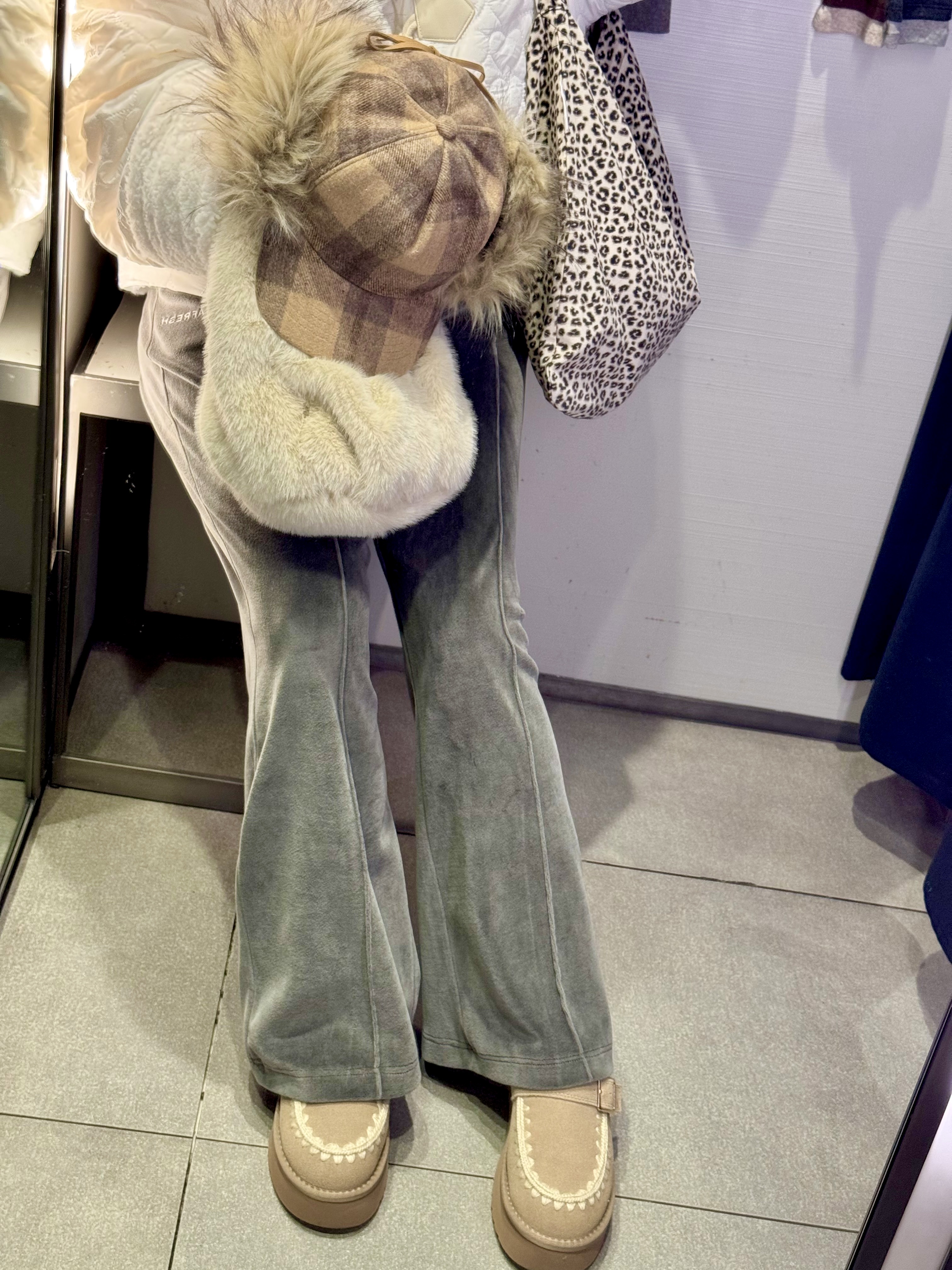 & Other Stories Fluffy Fur Bag Cream, Emis Leopard Corduroy Eco Bag Cream 착용 스타일 - 2
