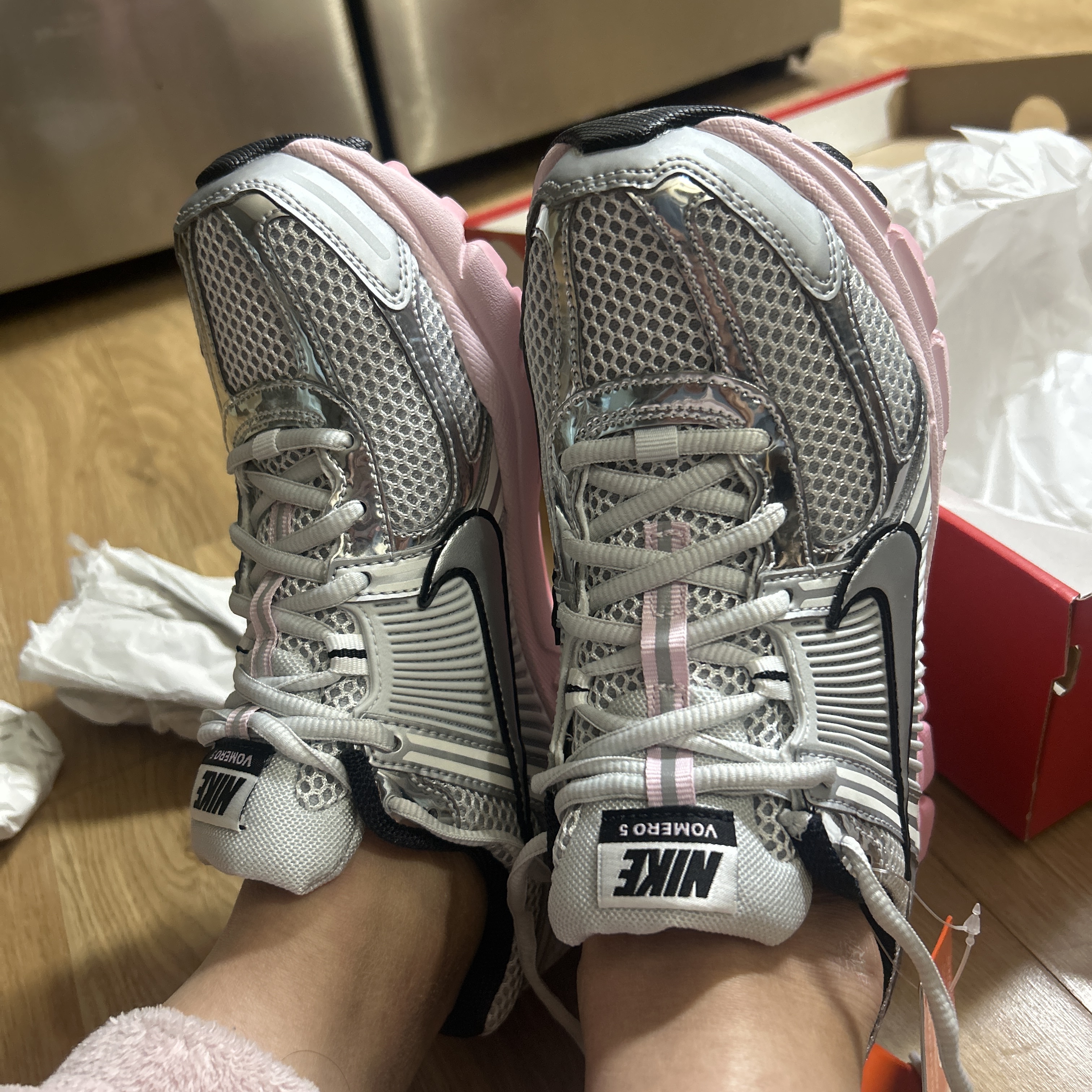(W) Nike Zoom Vomero 5 Photon Dust Pink Foam 착용 스타일 - 2