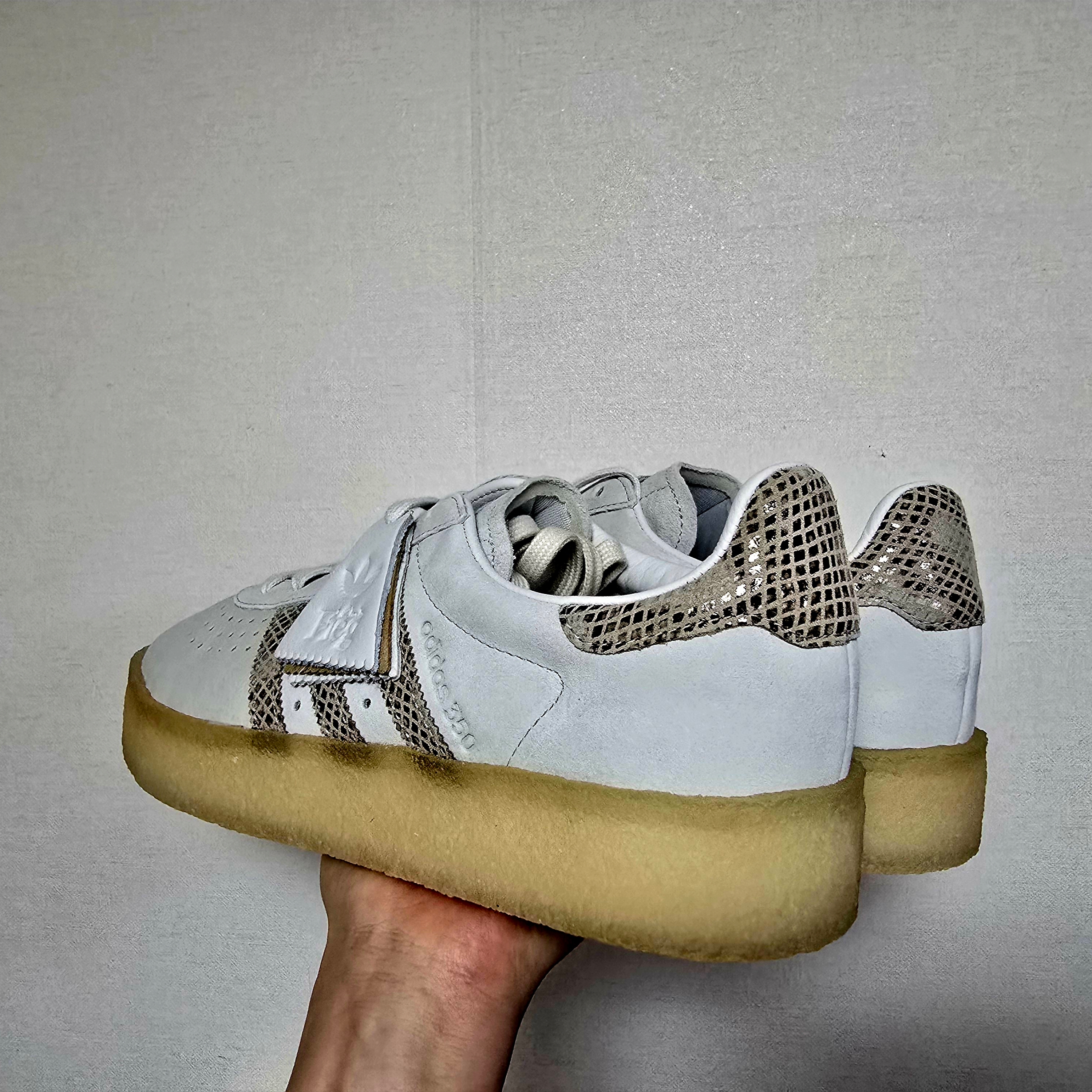 Adidas x Clarks x Ronnie Fieg 8th Street AS350 Kithmas Crystal White Brown 착용 스타일 - 2