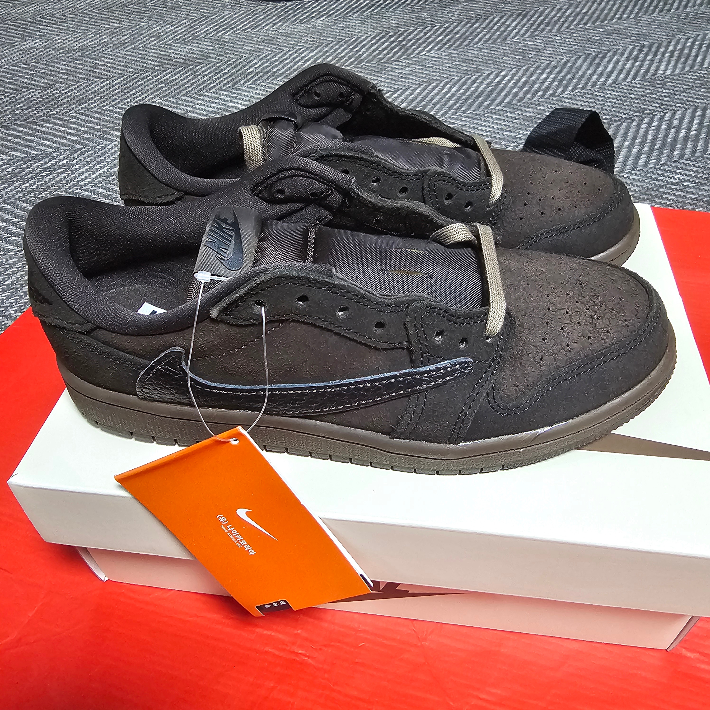 (PS) Jordan 1 x Travis Scott Retro Low OG SP Velvet Brown and Dark Mocha, Jordan 1 Retro Low OG Black Toe 착용 스타일 - 7