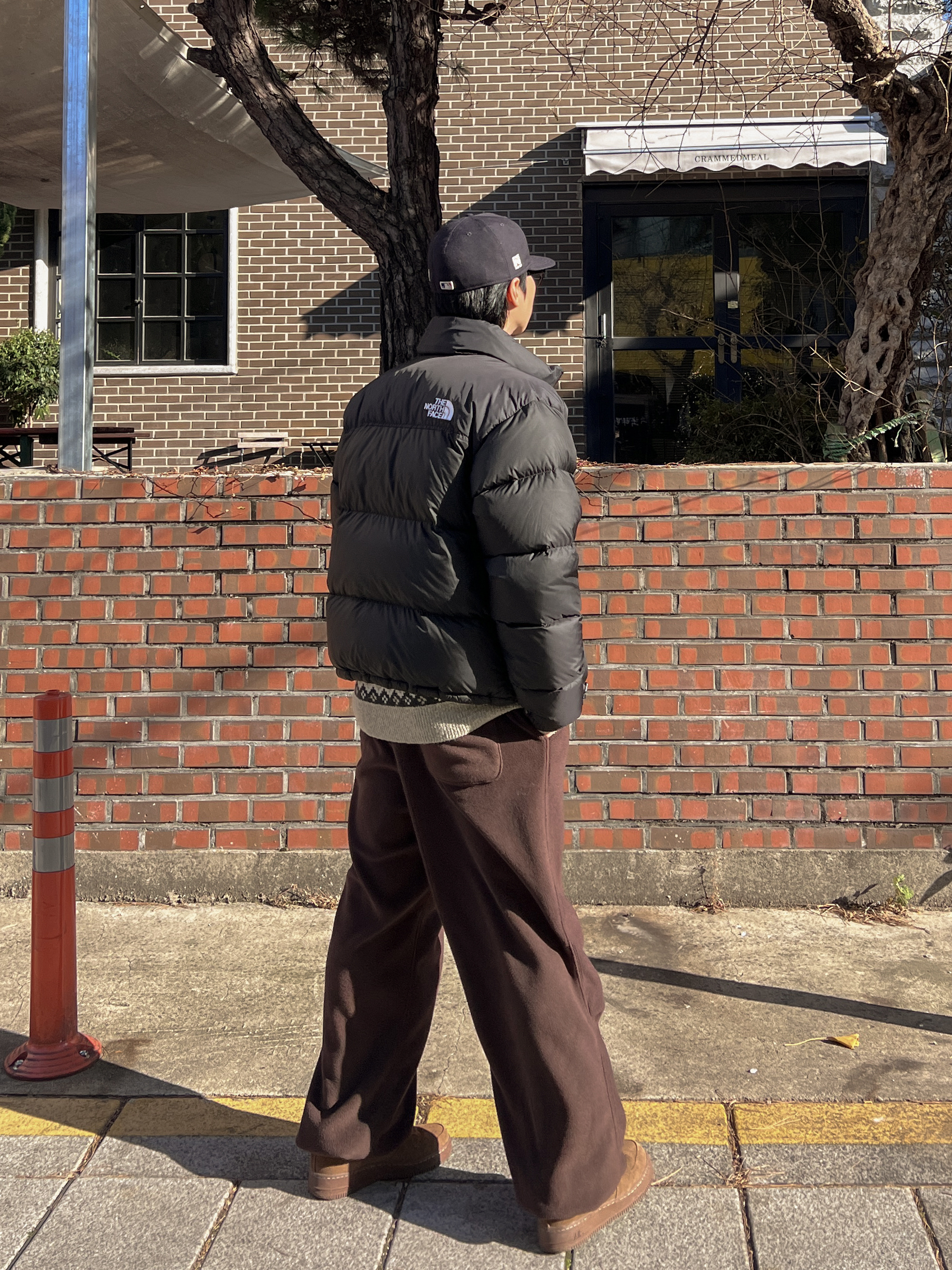 (W) Nike Air Force 1 '07 Cacao Wow, The North Face 1996 Retro Nuptse Jacket Black 착용 스타일 - 3