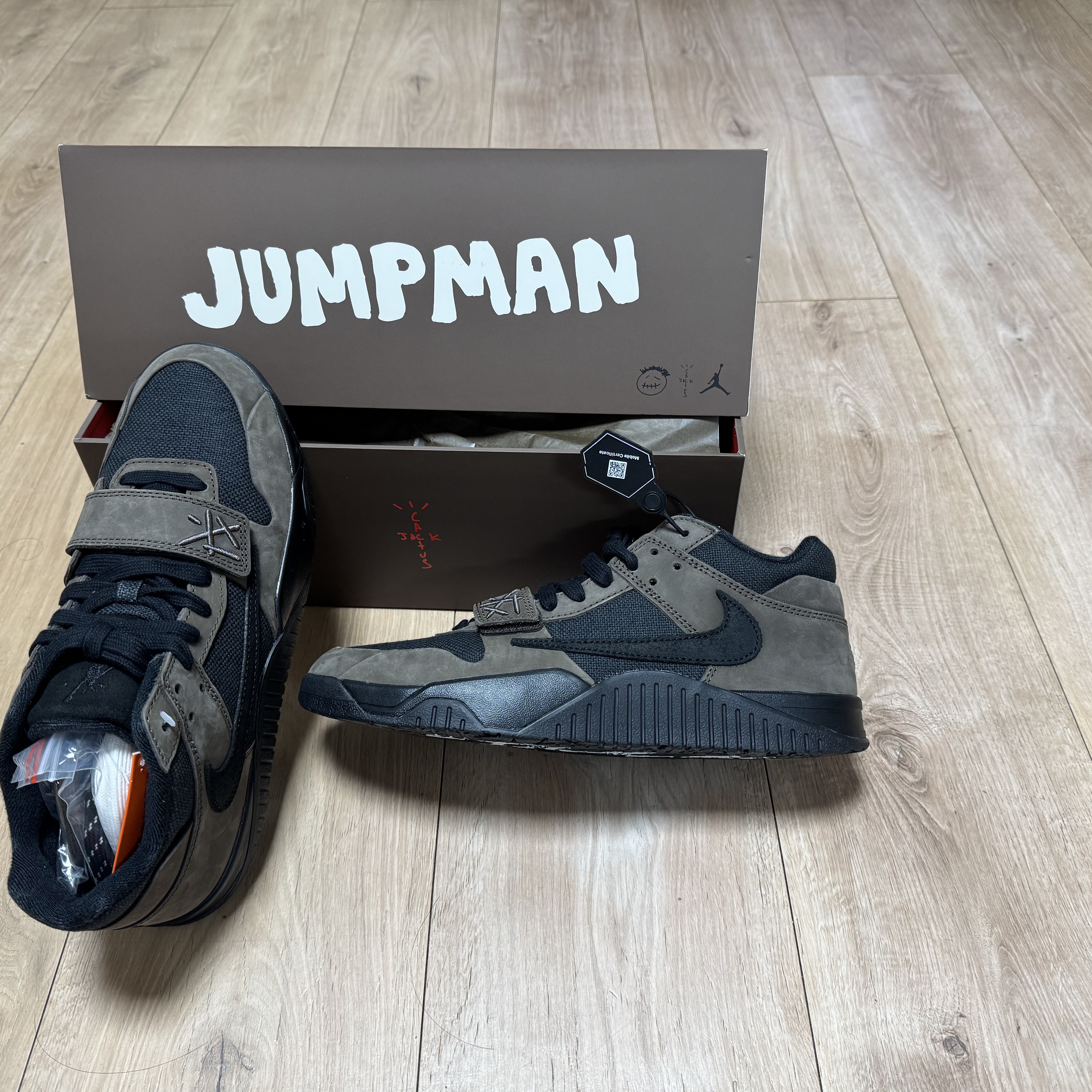 Jordan x Travis Scott Jumpman Jack TR Black and Dark Mocha 착용 스타일 - 2