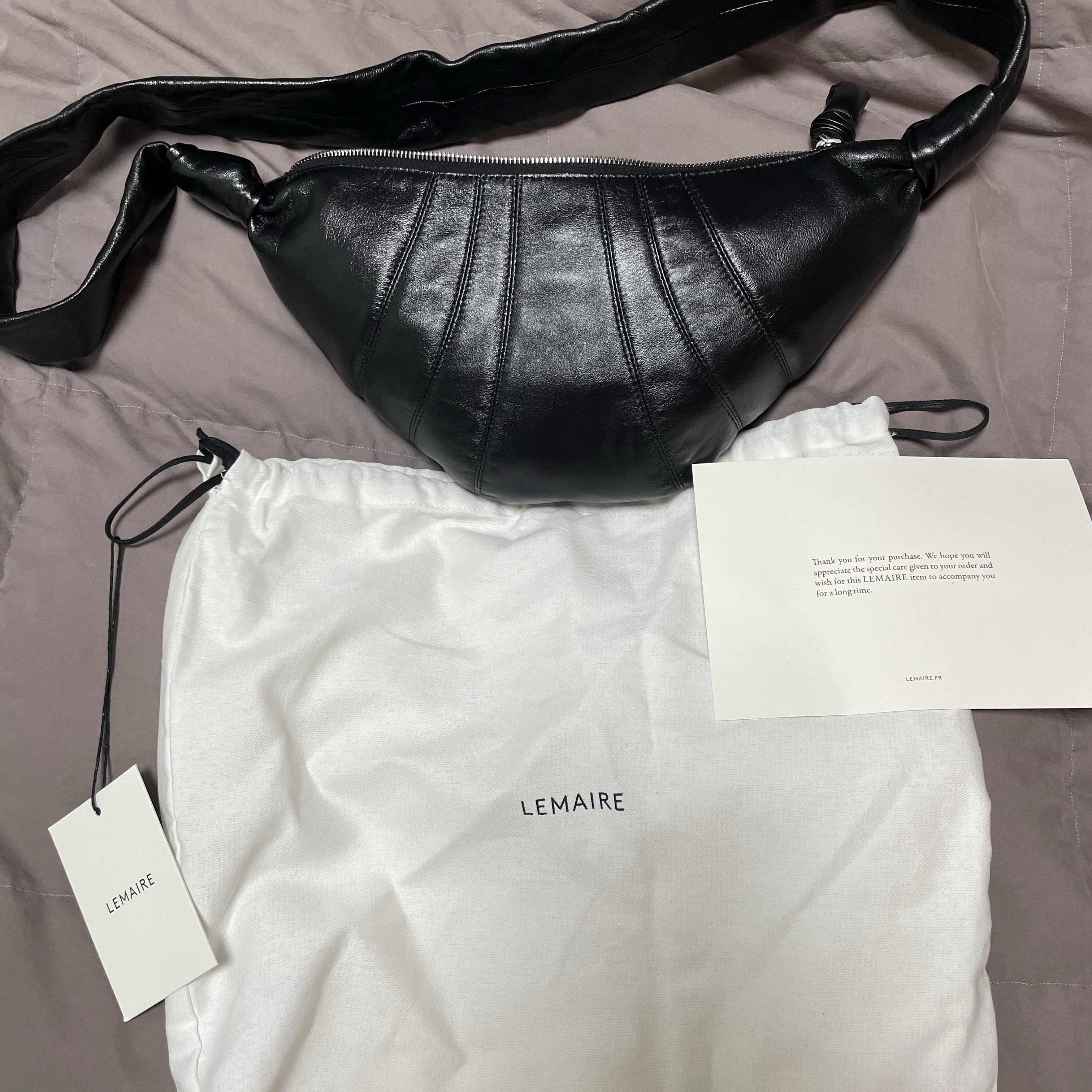 Lemaire Small Croissant Bag Soft Nappa Leather Black 착용 스타일 - 3