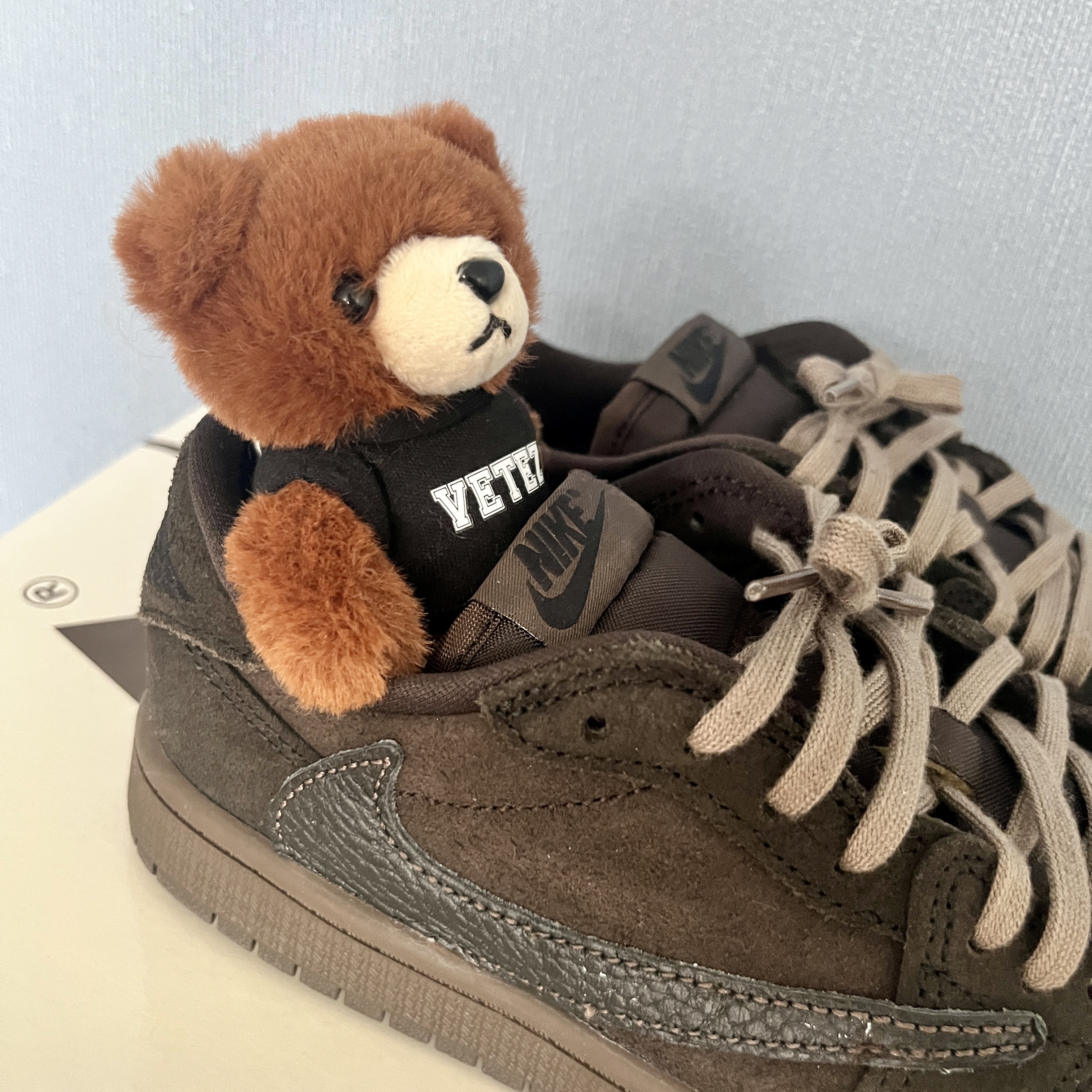 Jordan 1 x Travis Scott Retro Low OG SP Velvet Brown and Dark Mocha 착용 스타일 - 3