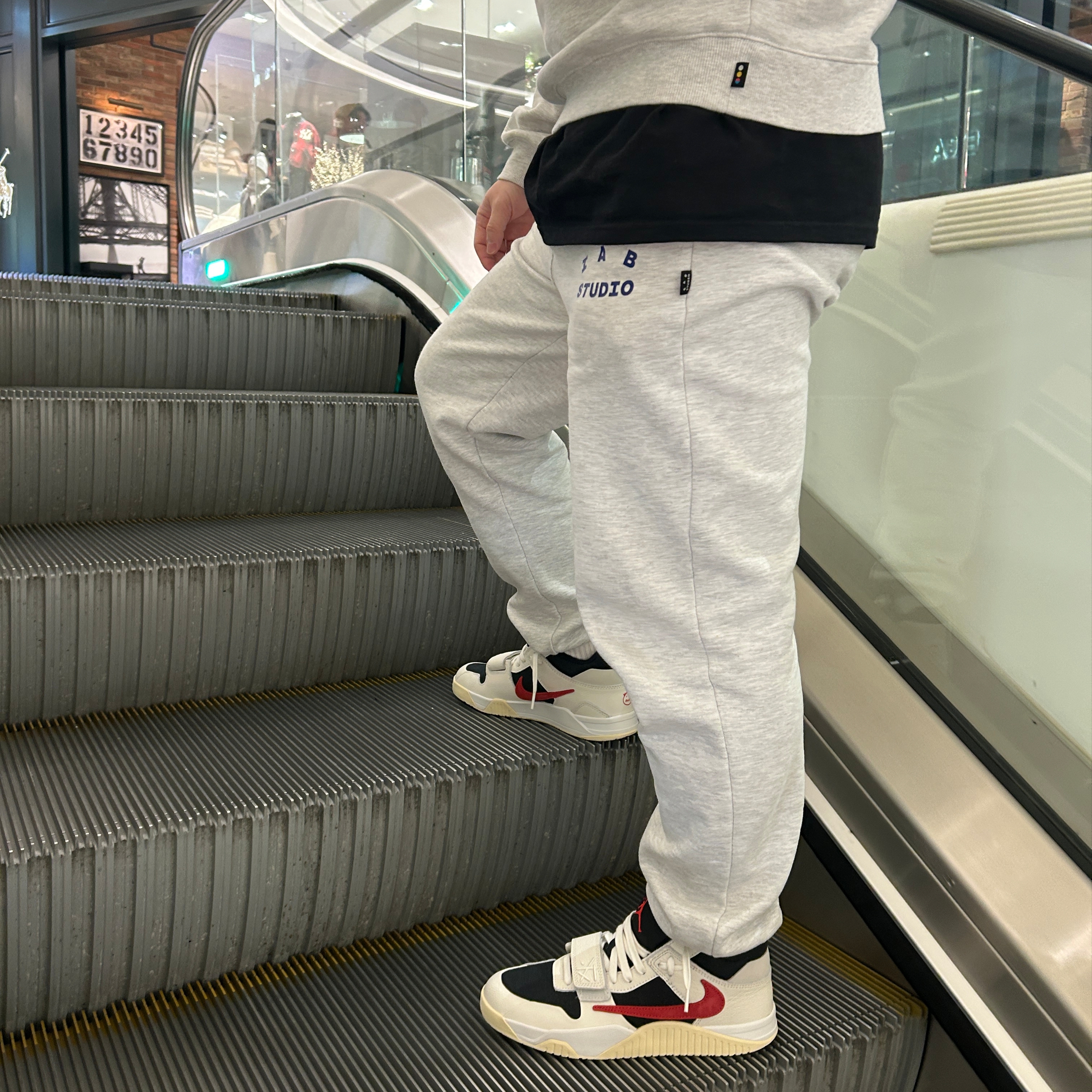 Jordan x Travis Scott Jumpman Jack TR University Red, IAB Studio Sweatpants Light Gray 착용 스타일 - 1