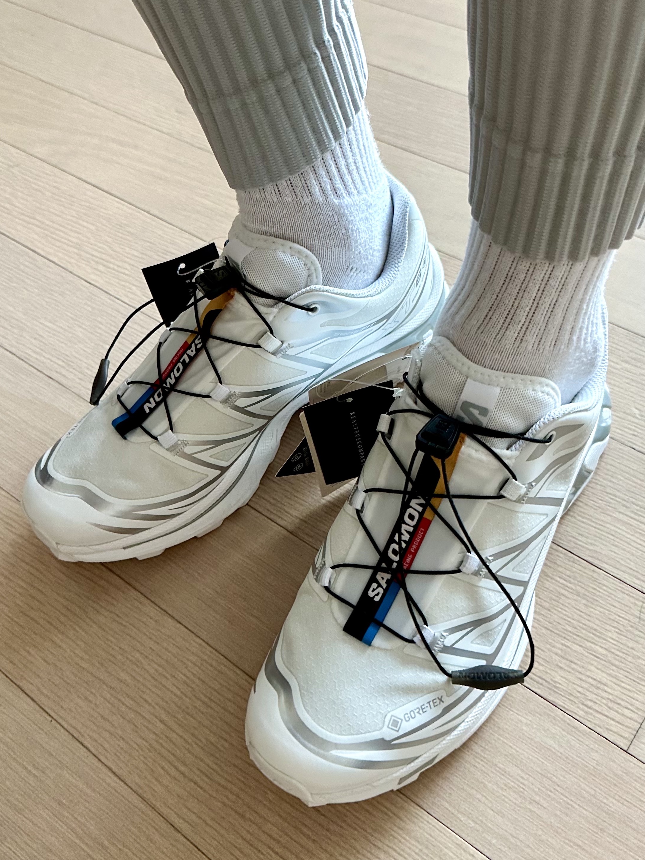 Salomon XT-6 Gore-Tex White Silver, Homme Plisse Issey Miyake Straight Basics Pants Light Grey 착용 스타일