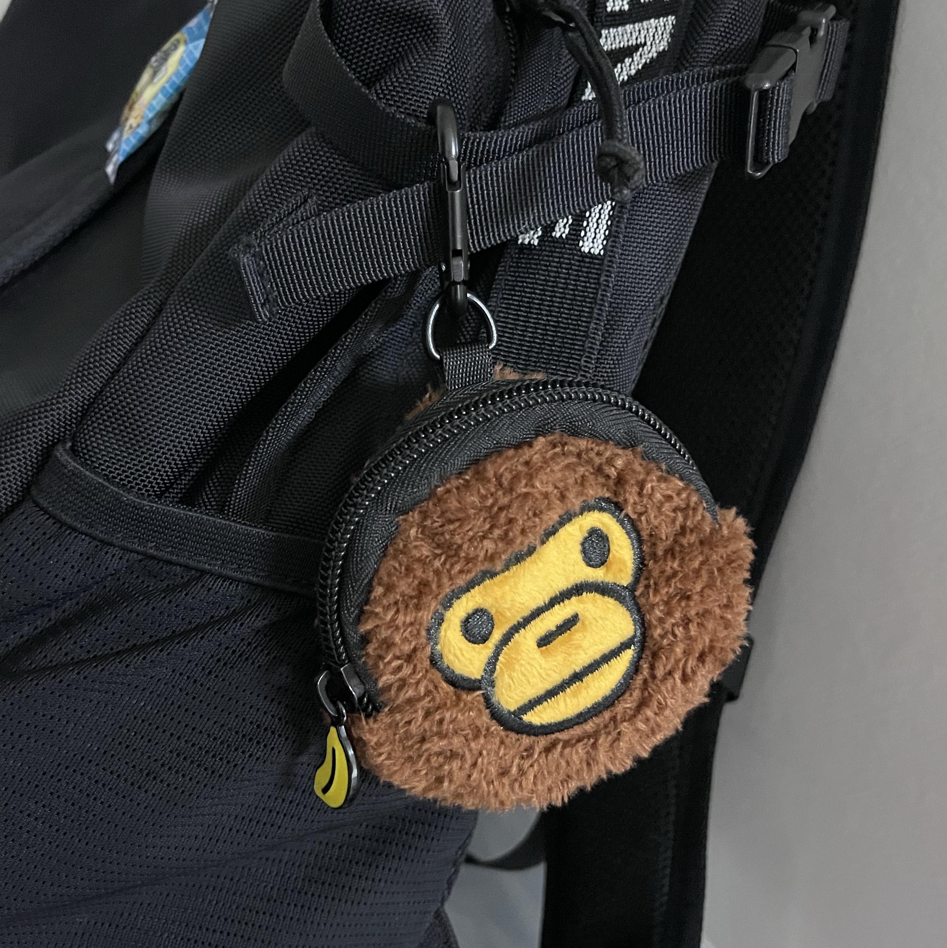 BAPE Baby Milo Metal Keychain Brown 착용 스타일 - 2