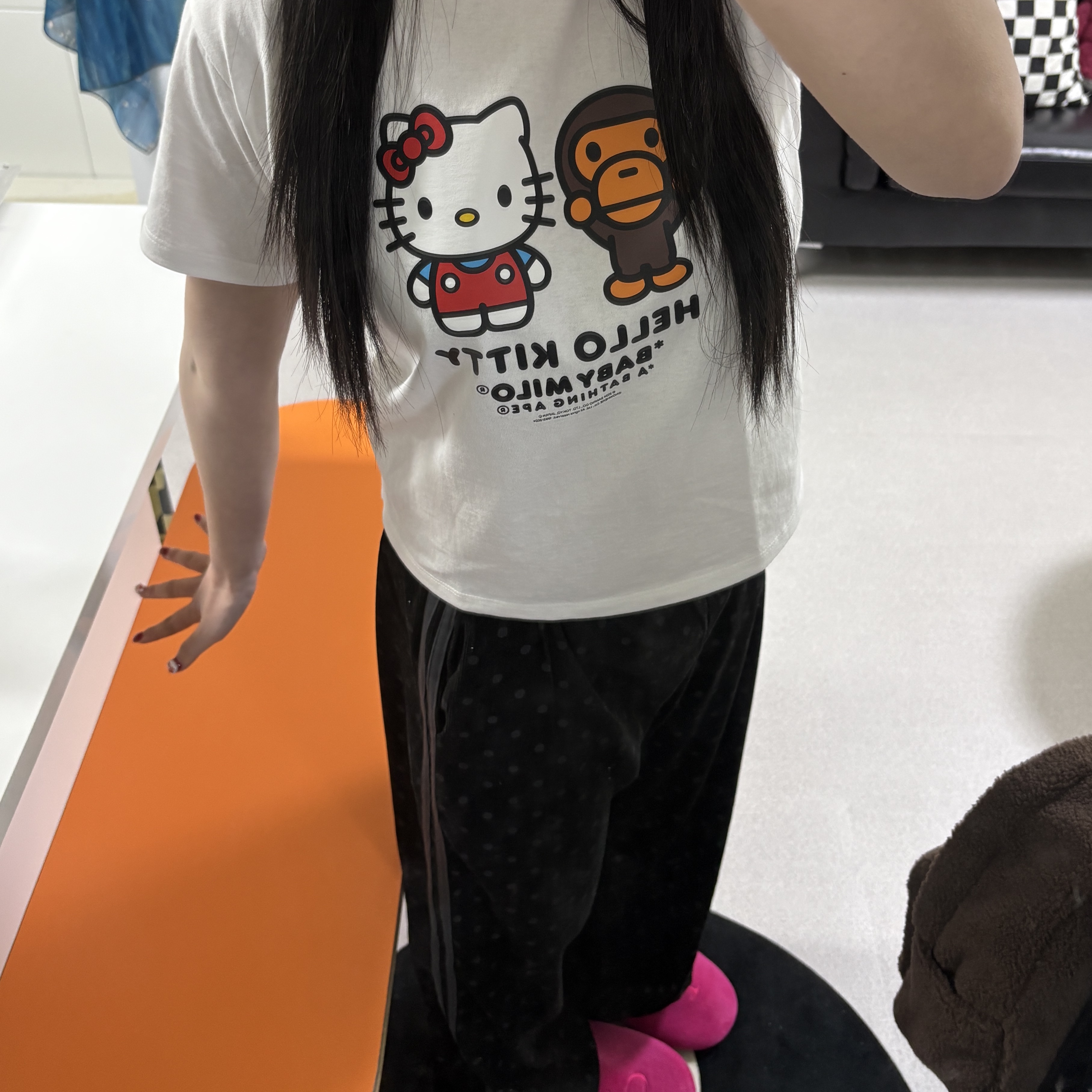 BAPE Baby Milo Mini Fur Backpack Brown, (W) BAPE Baby Milo x Hello Kitty Mini T-Shirt White 착용 스타일 - 1