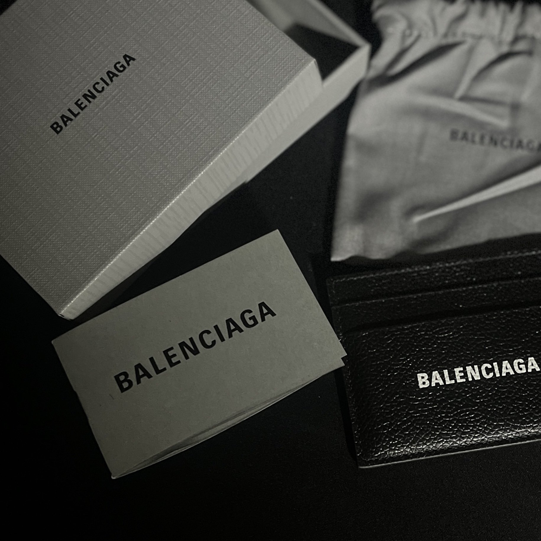 Balenciaga Cash Card Holder Black 착용 스타일
