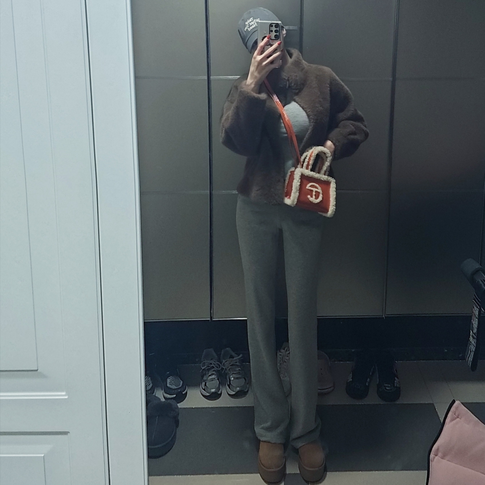 Telfar x UGG Small Shopper Crinkle Spicy Pumpkin, (W) UGG Classic Mini Platform Boots Chestnut 착용 스타일 - 1