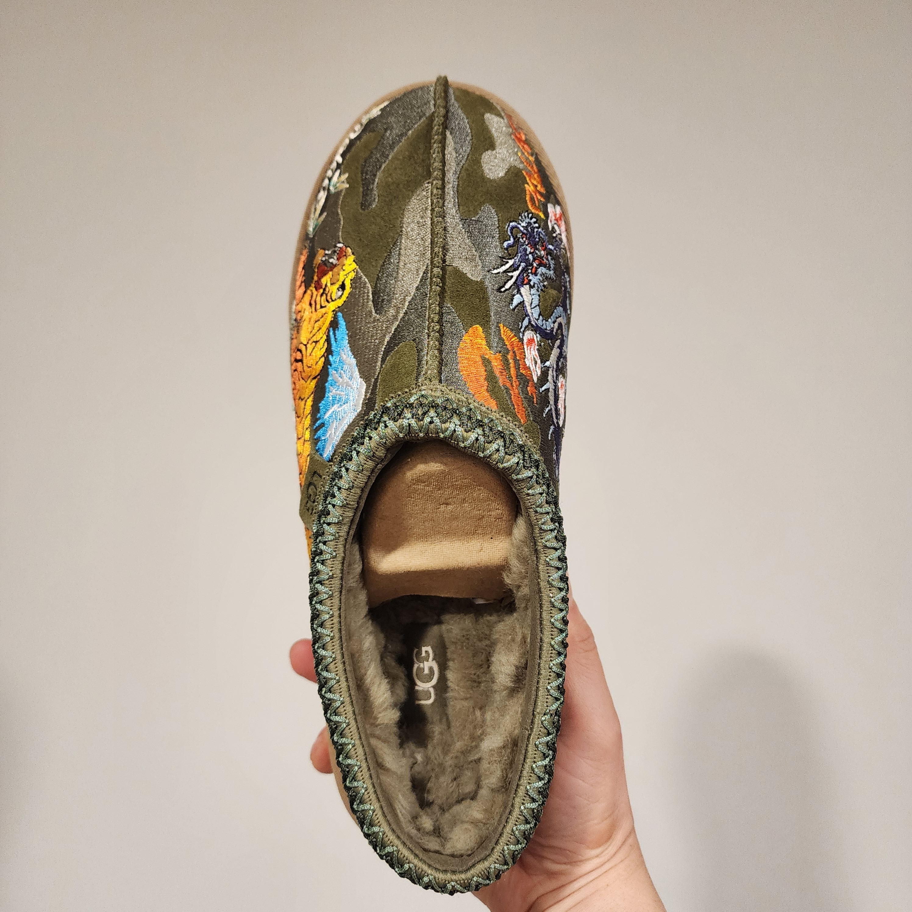 UGG x Palace Tasman Slipper Burnt Olive Camo 착용 스타일 - 3