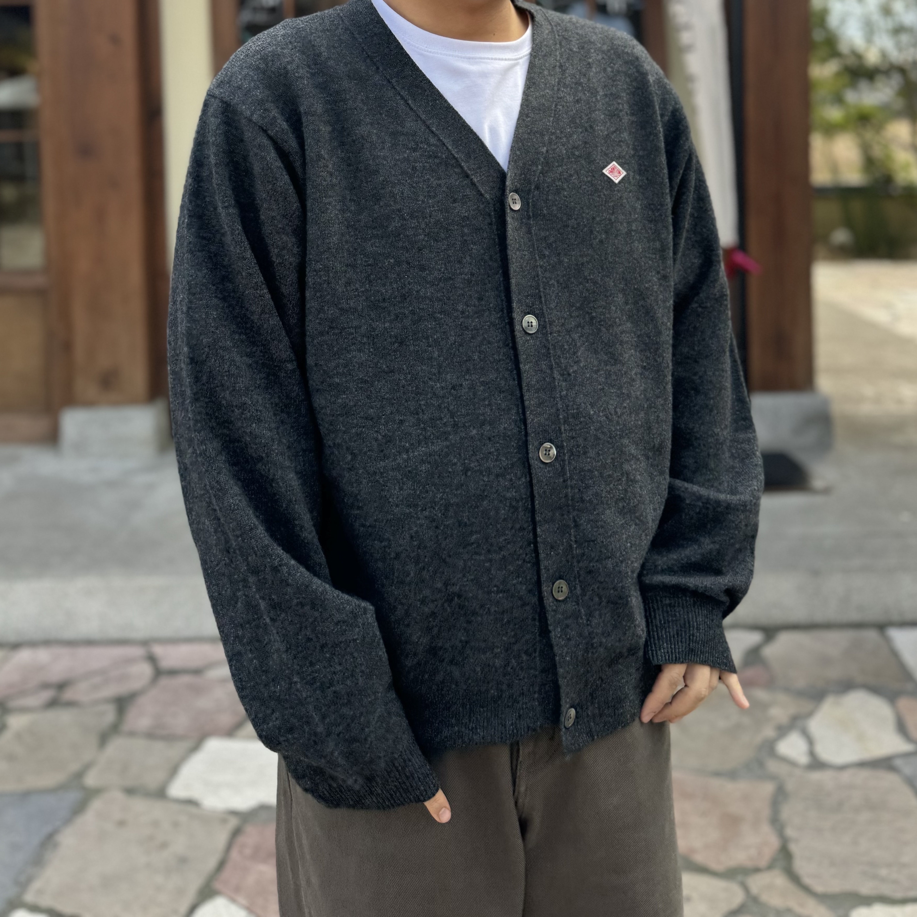 Danton Lambswool V Neck Knit Cardigan Taupe 착용 스타일 - 1
