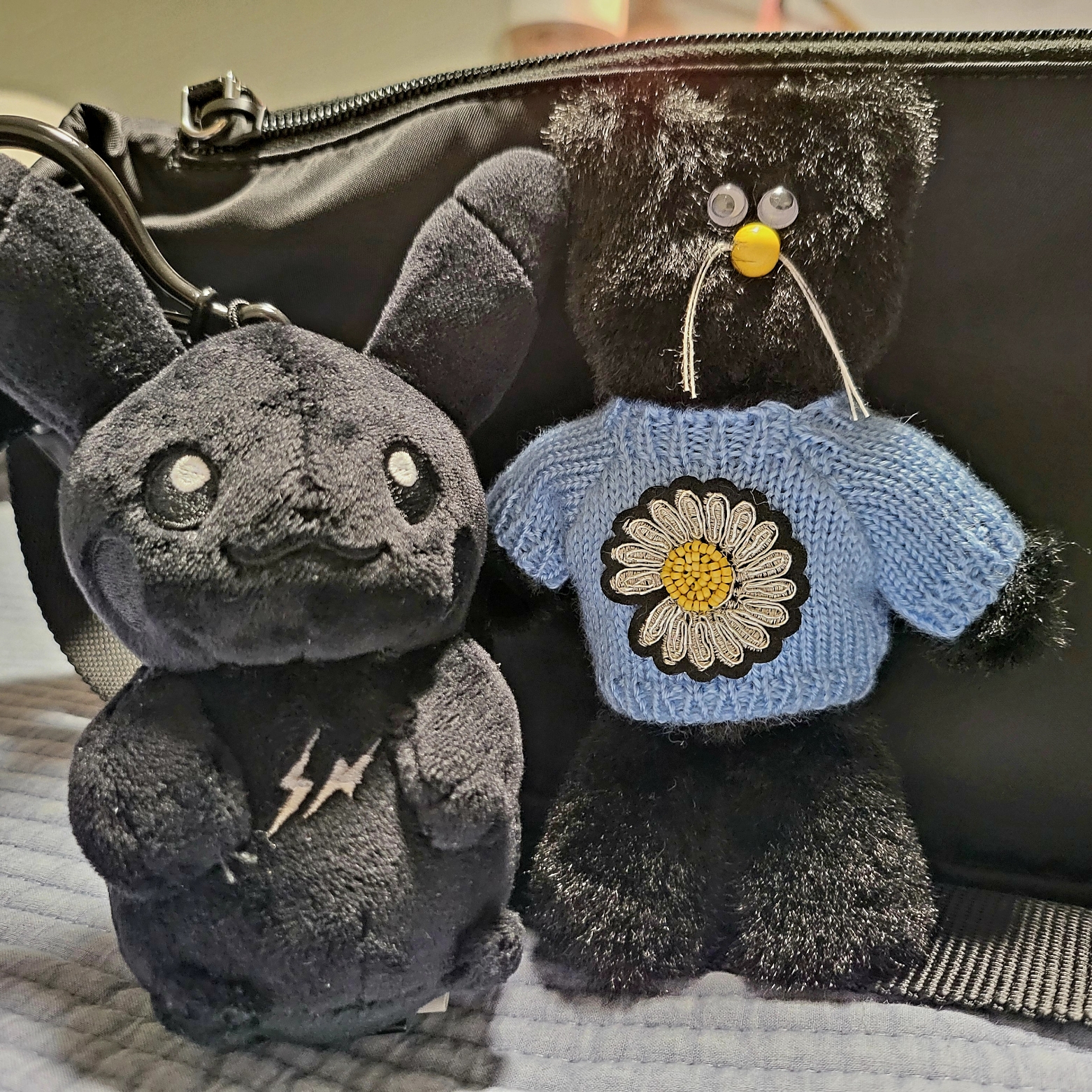Monamhee x Peaceminusone Daihee Plush Keyring, Fragment x Pokemon INN Thunderbolt Project TBP Mascot Key Ring Pikachu Black 착용 스타일 - 1