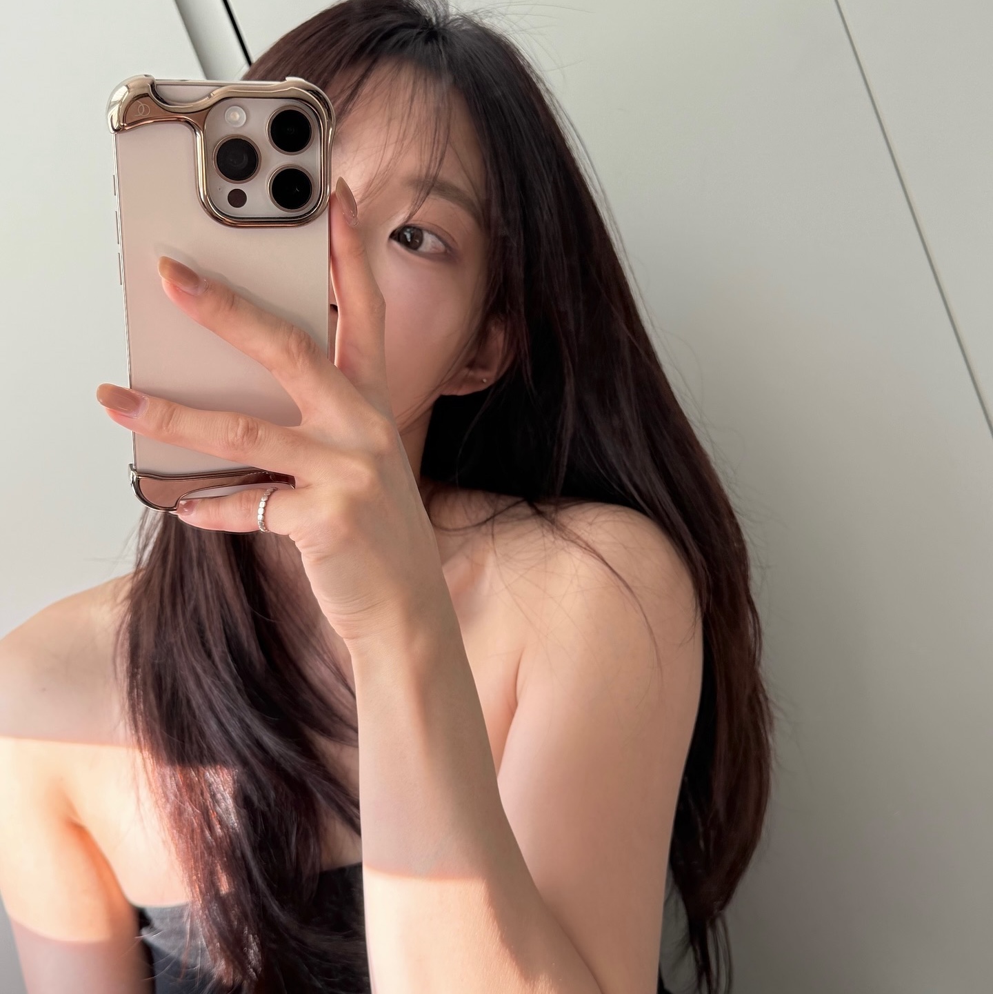 Arc Pulse iPhone 16 Pro Rose Bronze 착용 스타일