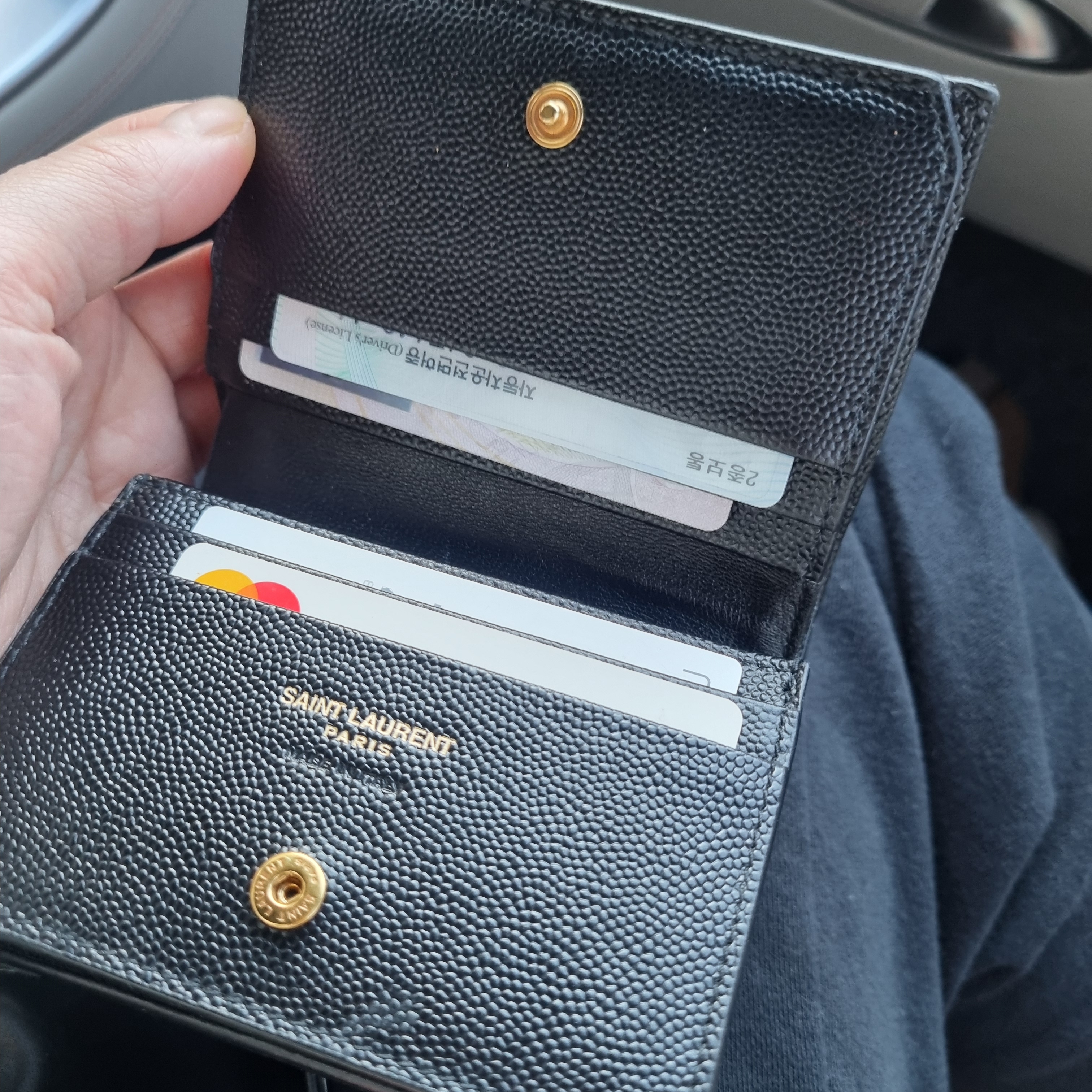 Saint Laurent Gold Monogram Card Case in Grain de Poudre Embossed Leather Black 착용 스타일 - 2
