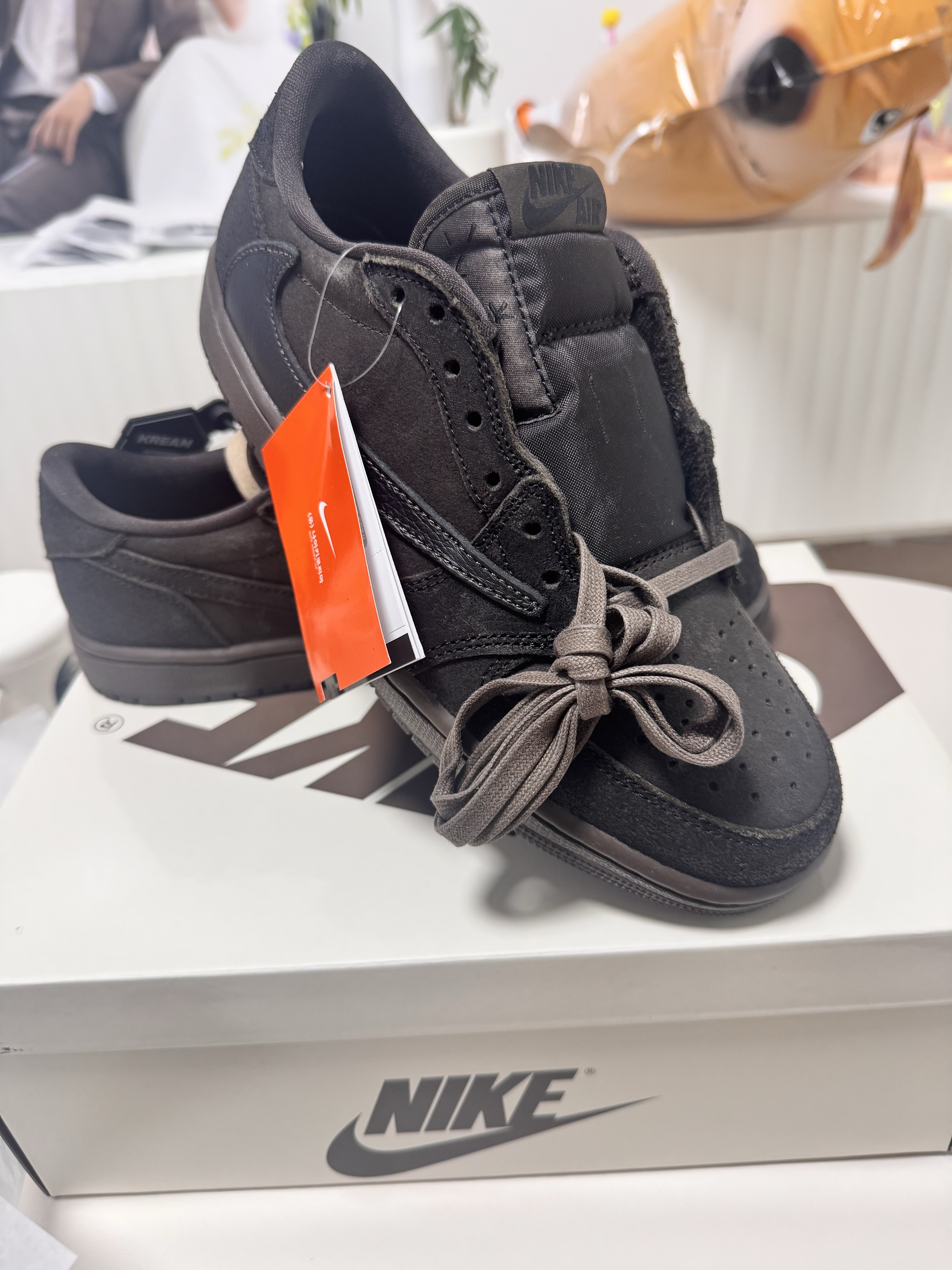 Jordan 1 x Travis Scott Retro Low OG SP Velvet Brown and Dark Mocha 착용 스타일 - 3