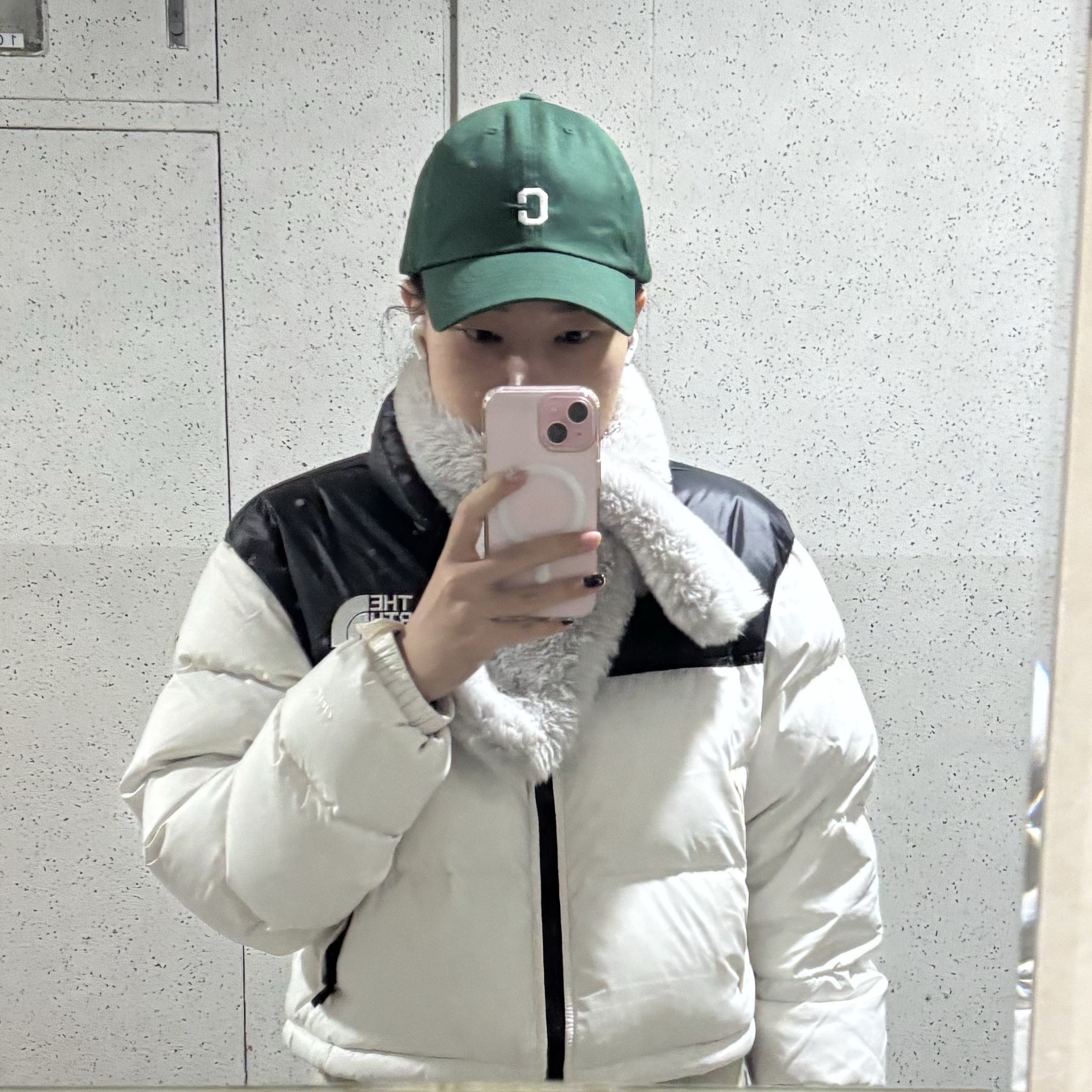 (W) The North Face Nuptse Short Jacket Gardenia White TNF Black 착용 스타일