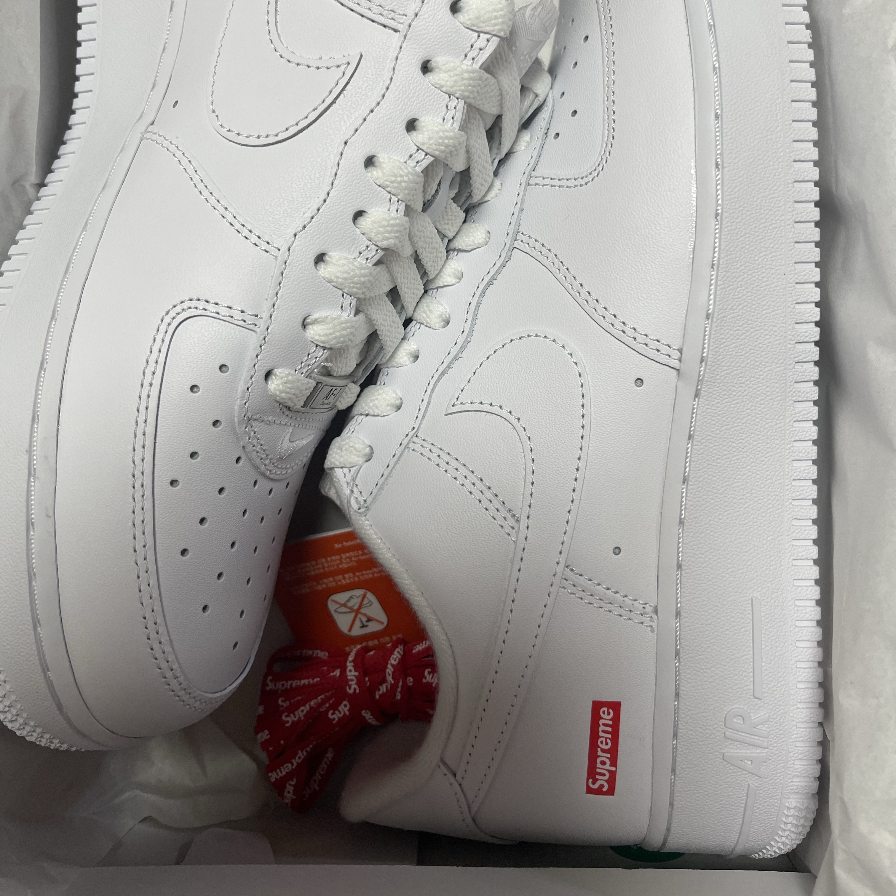 Nike x Supreme Air Force 1 Low White 착용 스타일