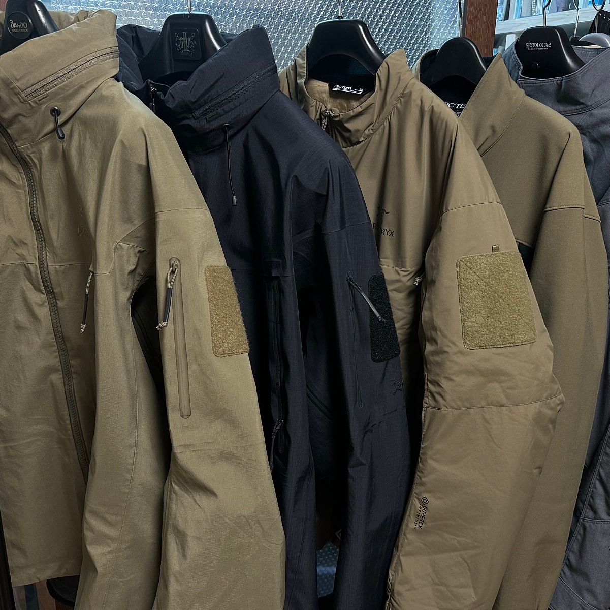 Arc'teryx LEAF Cold WX Jacket LT Gen 2 Crocodile, Arc'teryx LEAF Alpha Jacket Gen 2.2 Black 착용 스타일